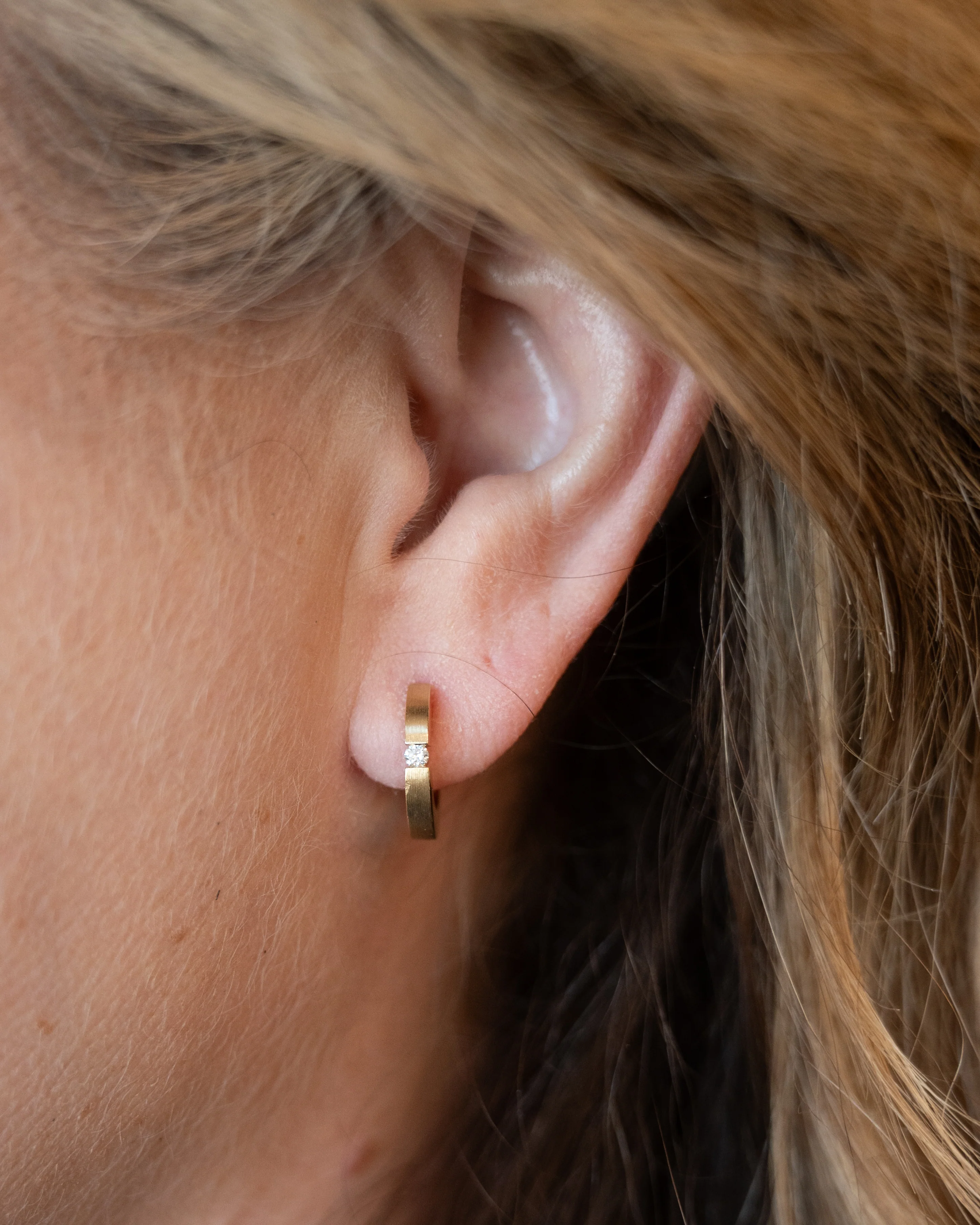 .07 Flat Edge Huggie Hoop Earrings in 18k - Image 5