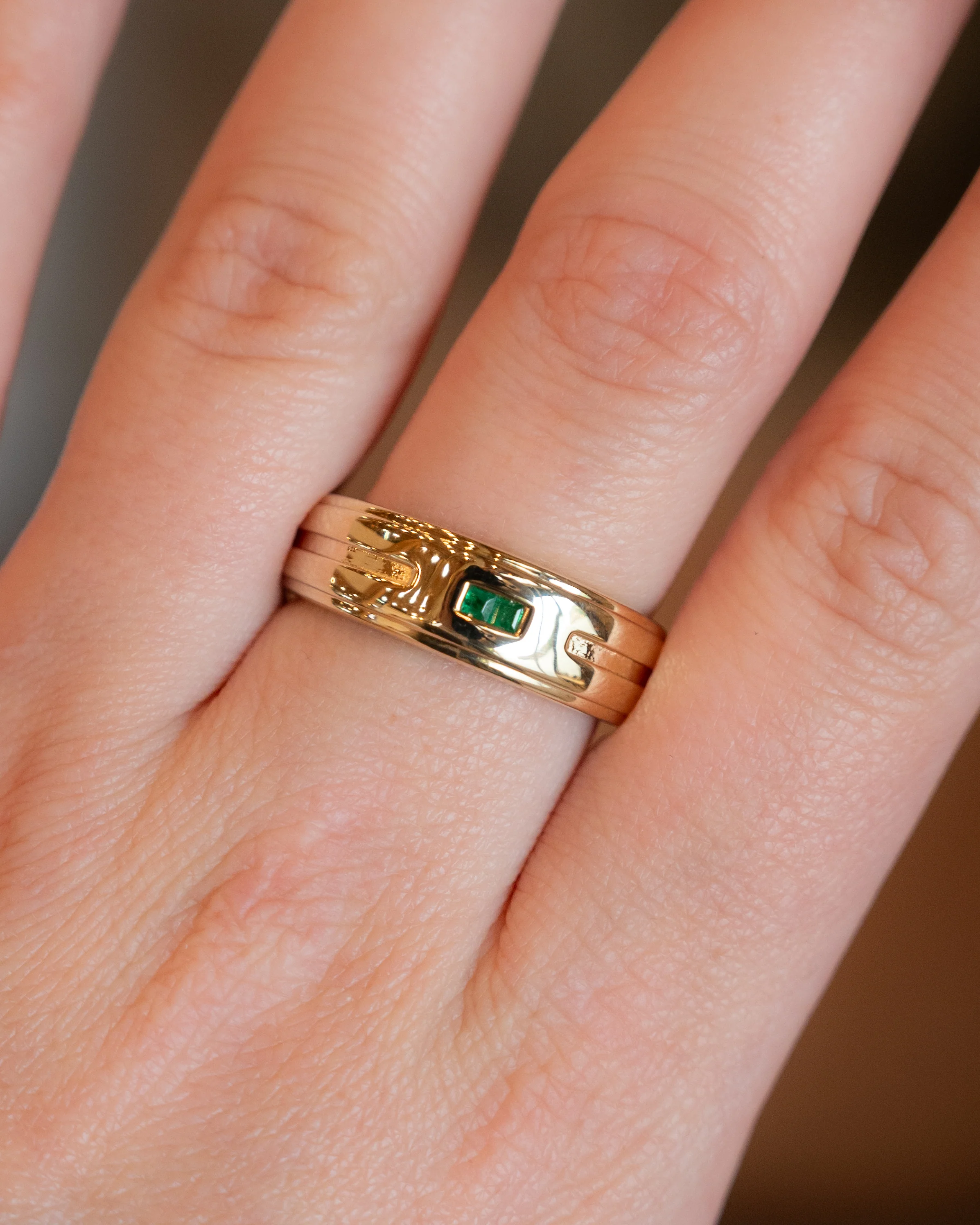 .09 Men's Flush Set Emerald Wedding Band in 10k - Image 7