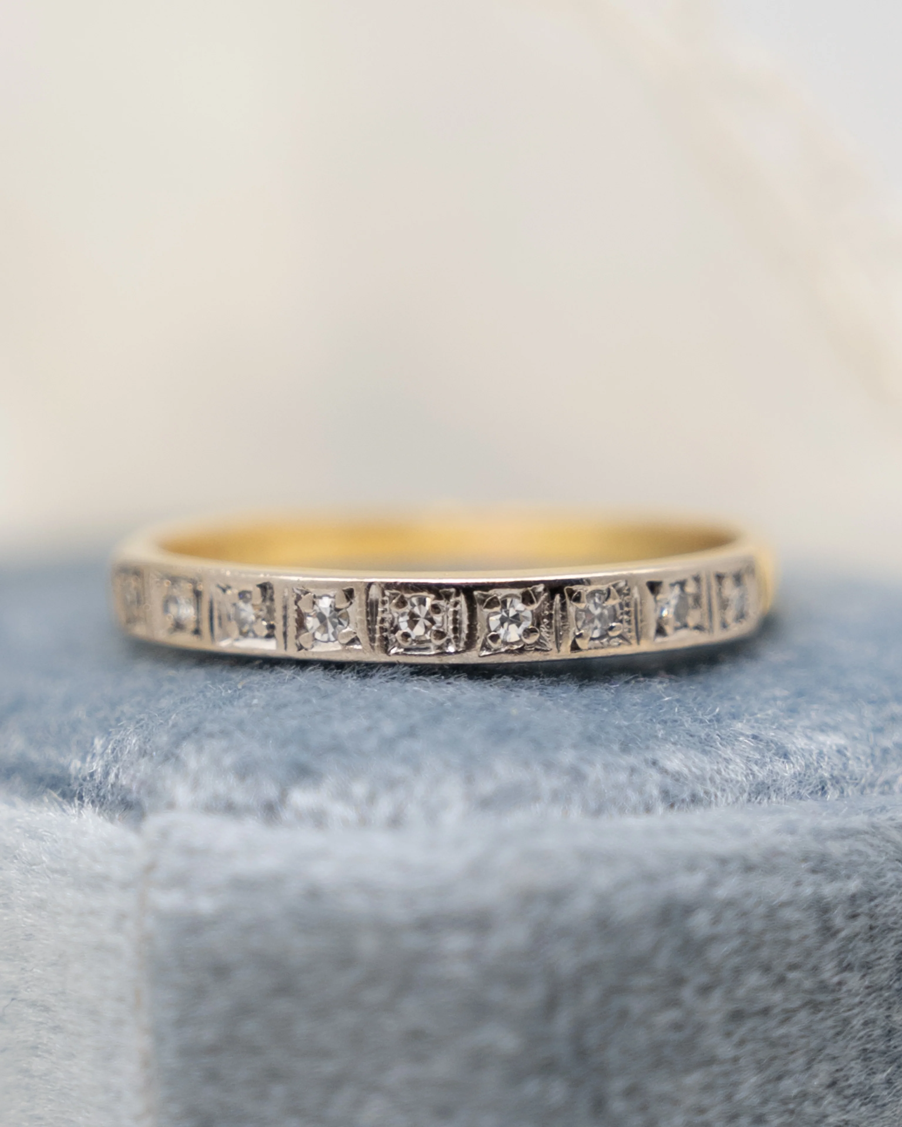 .09 Vintage Mid-Century Diamond Wedding Band in 18k - Image 6