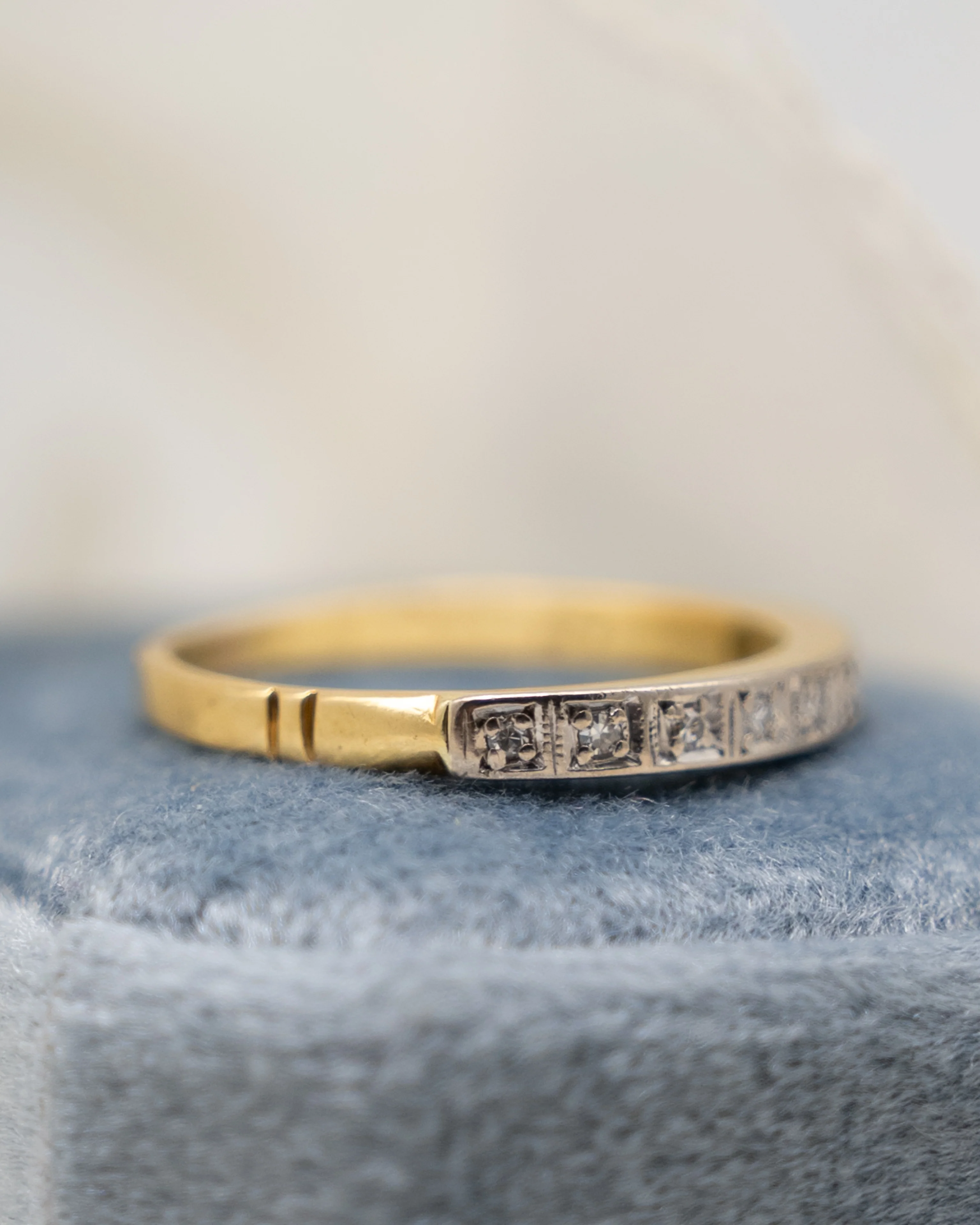 .09 Vintage Mid-Century Diamond Wedding Band in 18k - Image 7