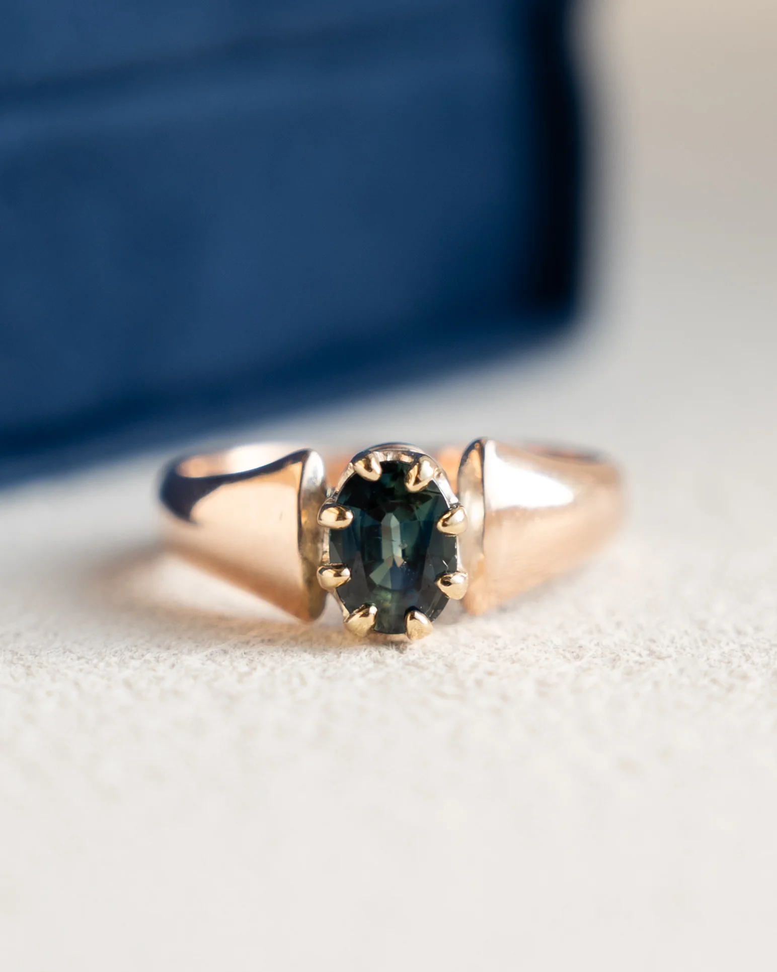 1.00 Vintage Oval Sapphire Engagement Ring 9k - Image 6
