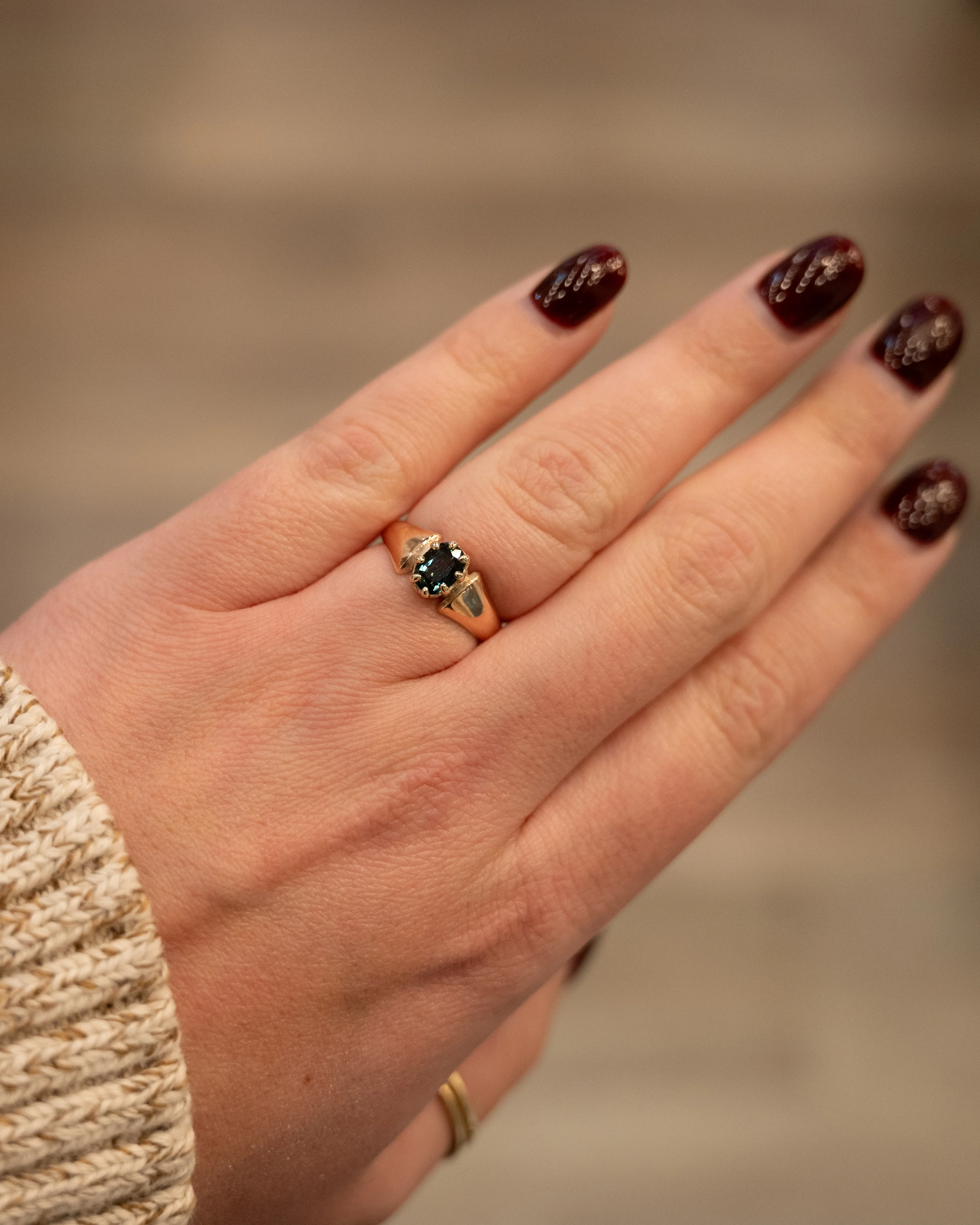 1.00 Vintage Oval Sapphire Engagement Ring 9k - Image 7