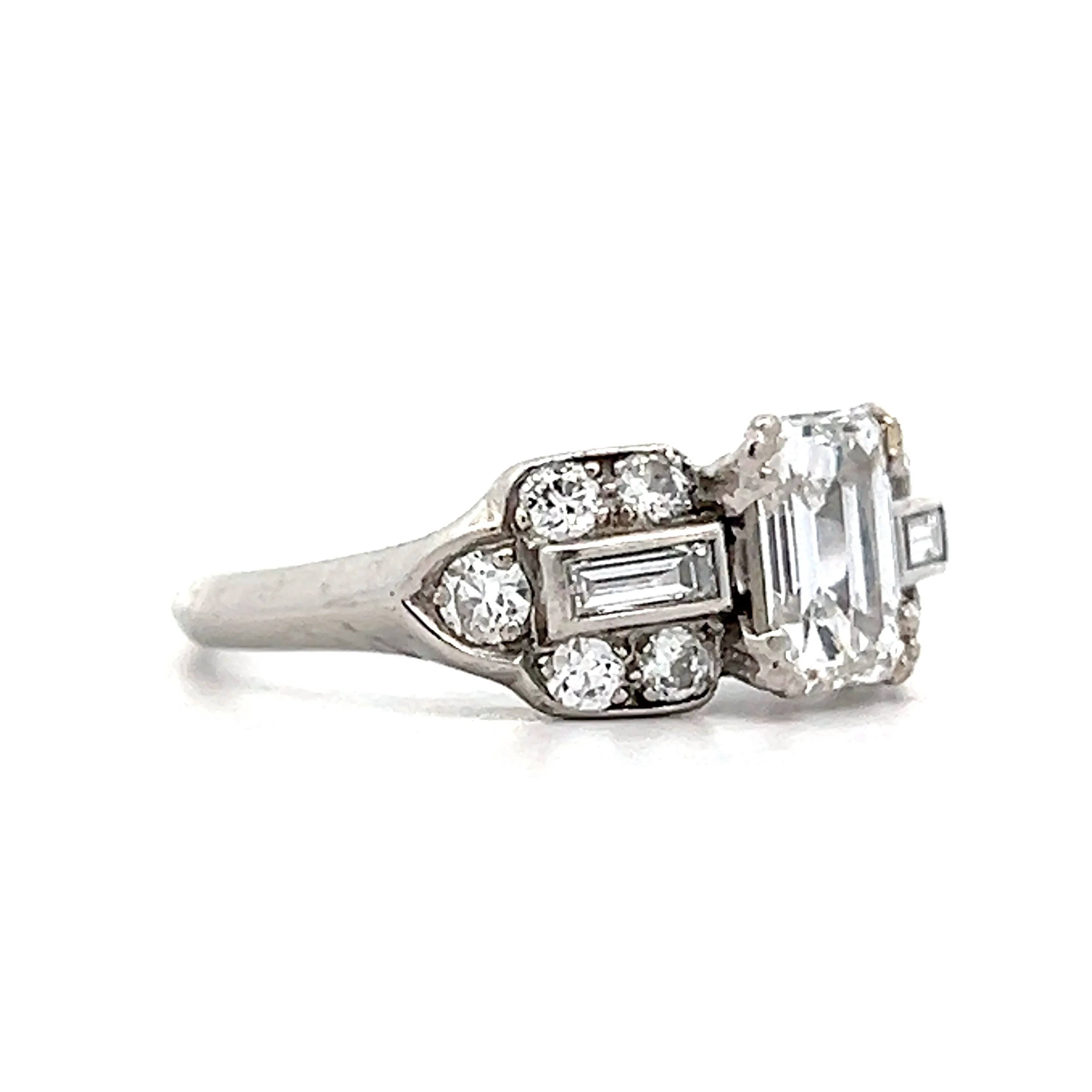 1.01 Art Deco Emerald Cut Engagement ring in Platinum - Image 3