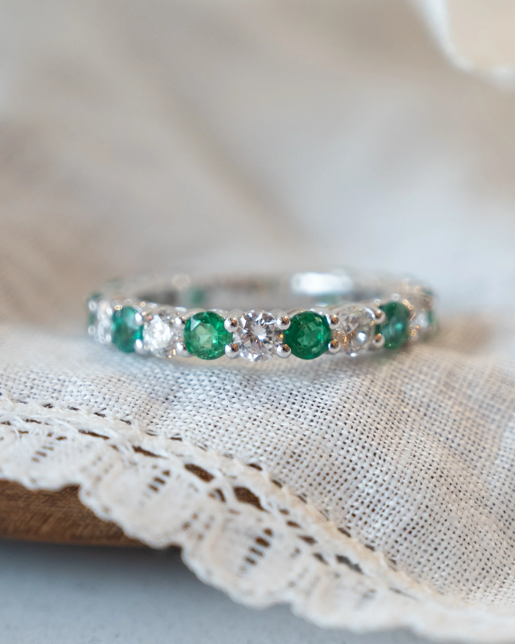 1.30 Emerald & Diamond Wedding Band in 18k White Gold - Image 6