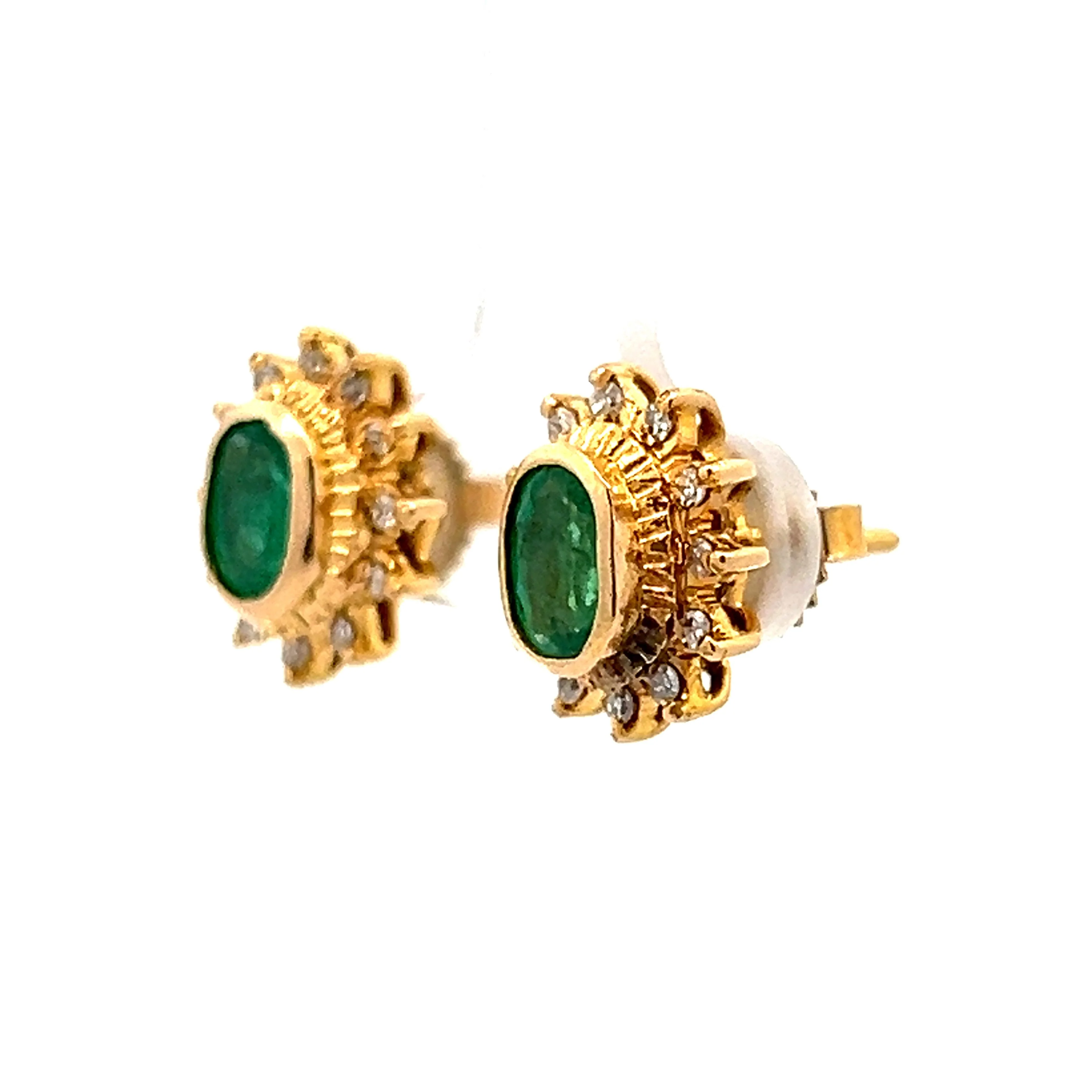 1.40 Emerald & Diamond Stud Earrings in Yellow Gold - Image 2