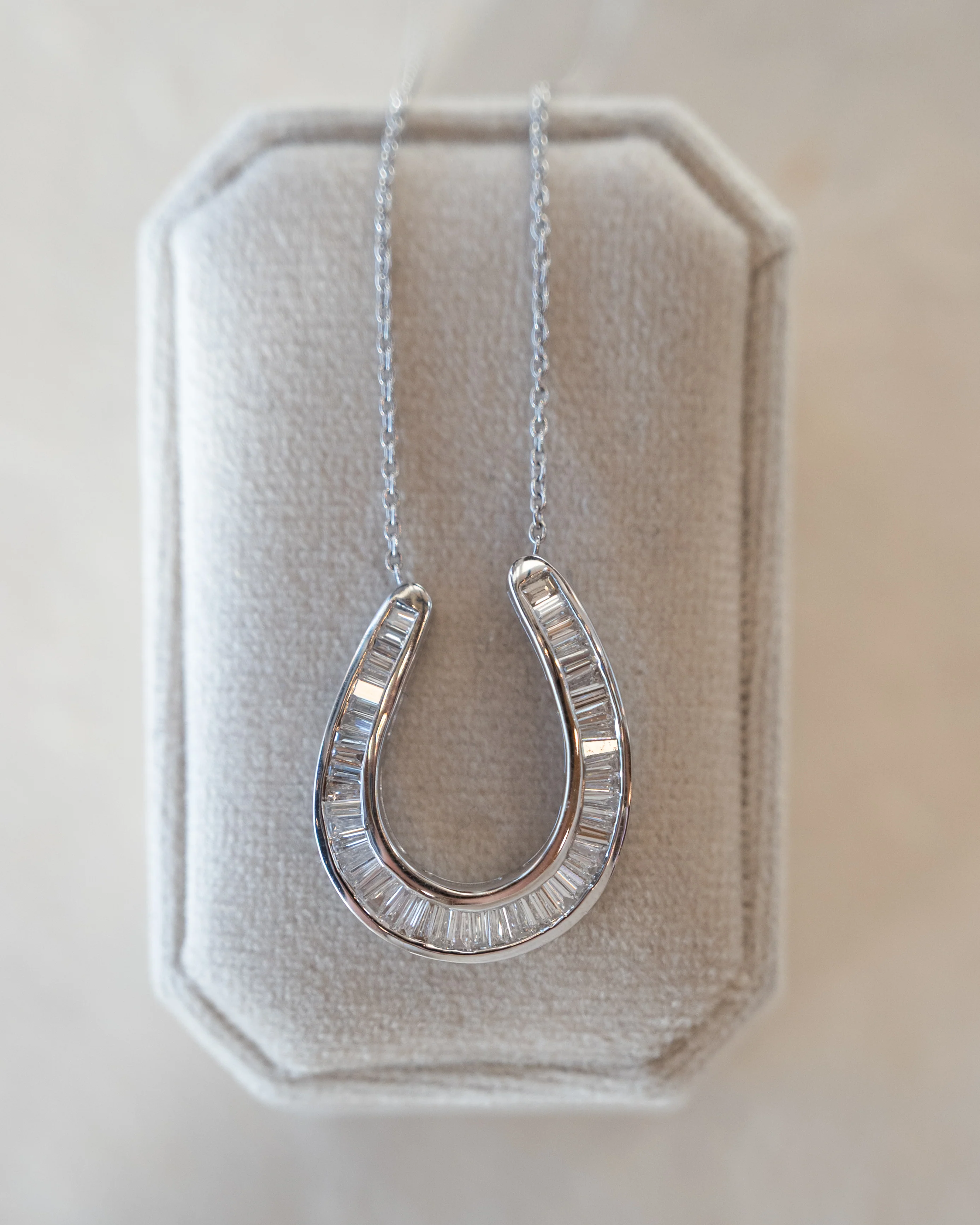 1.50 Baguette Diamond Horseshoe Pendant 18k - Image 5