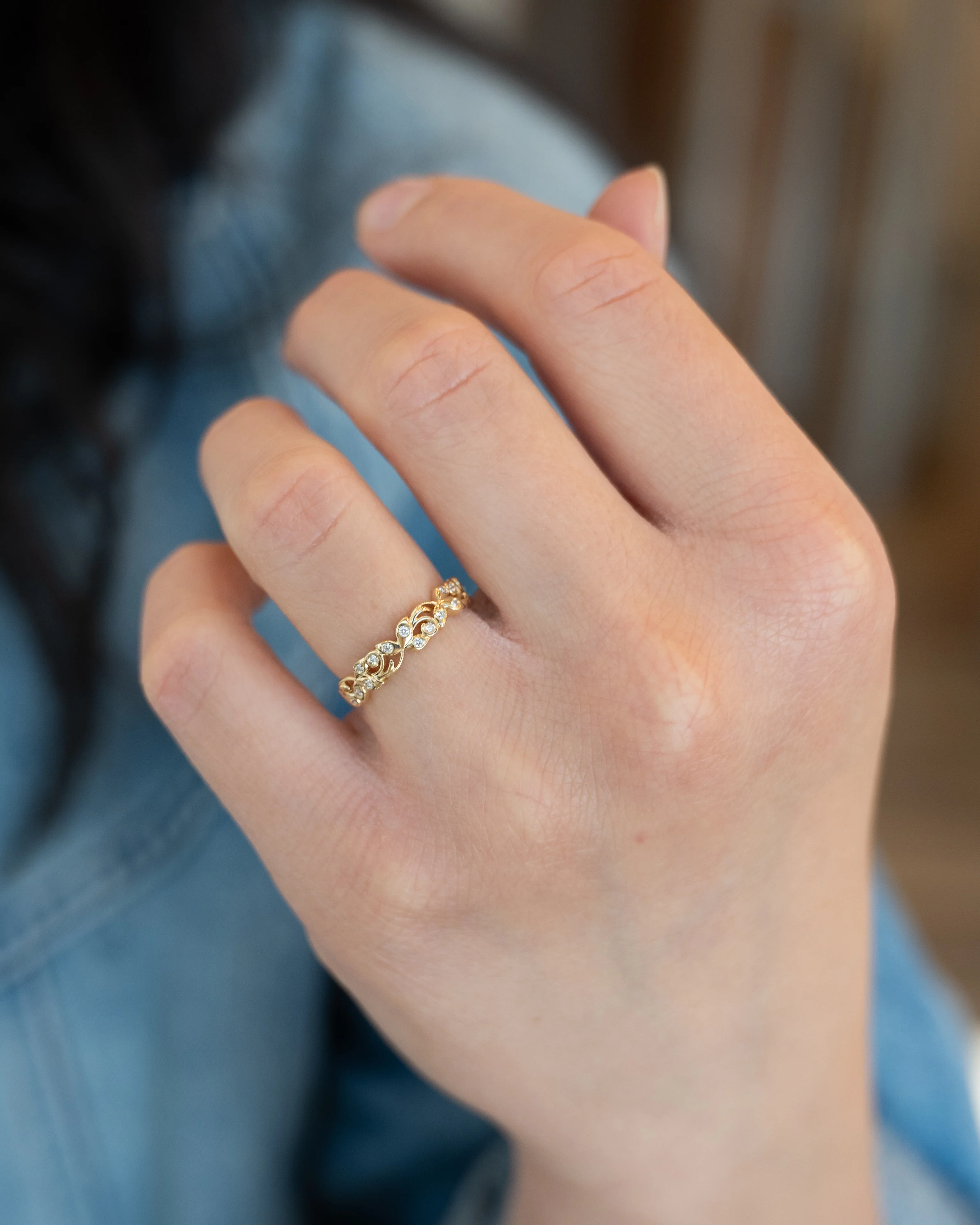 .10 Leaf Style Wedding Band in 14k Yellow Gold - Image 7