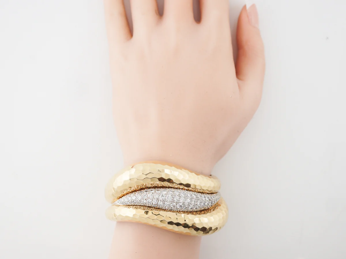 1970's Diamond Bangle Bracelet in Yellow Gold - Image 6
