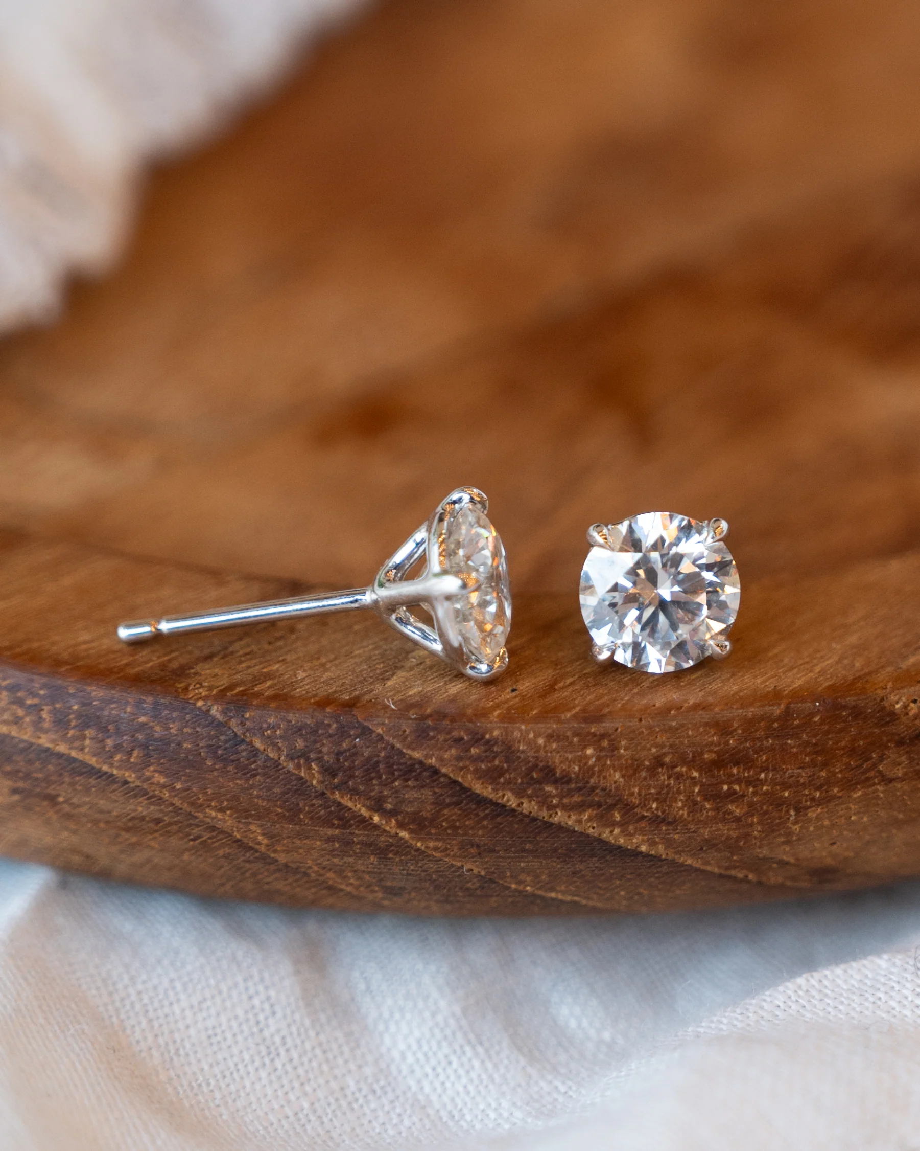 2.00 Diamond Stud Earrings 18k White Gold - Image 4