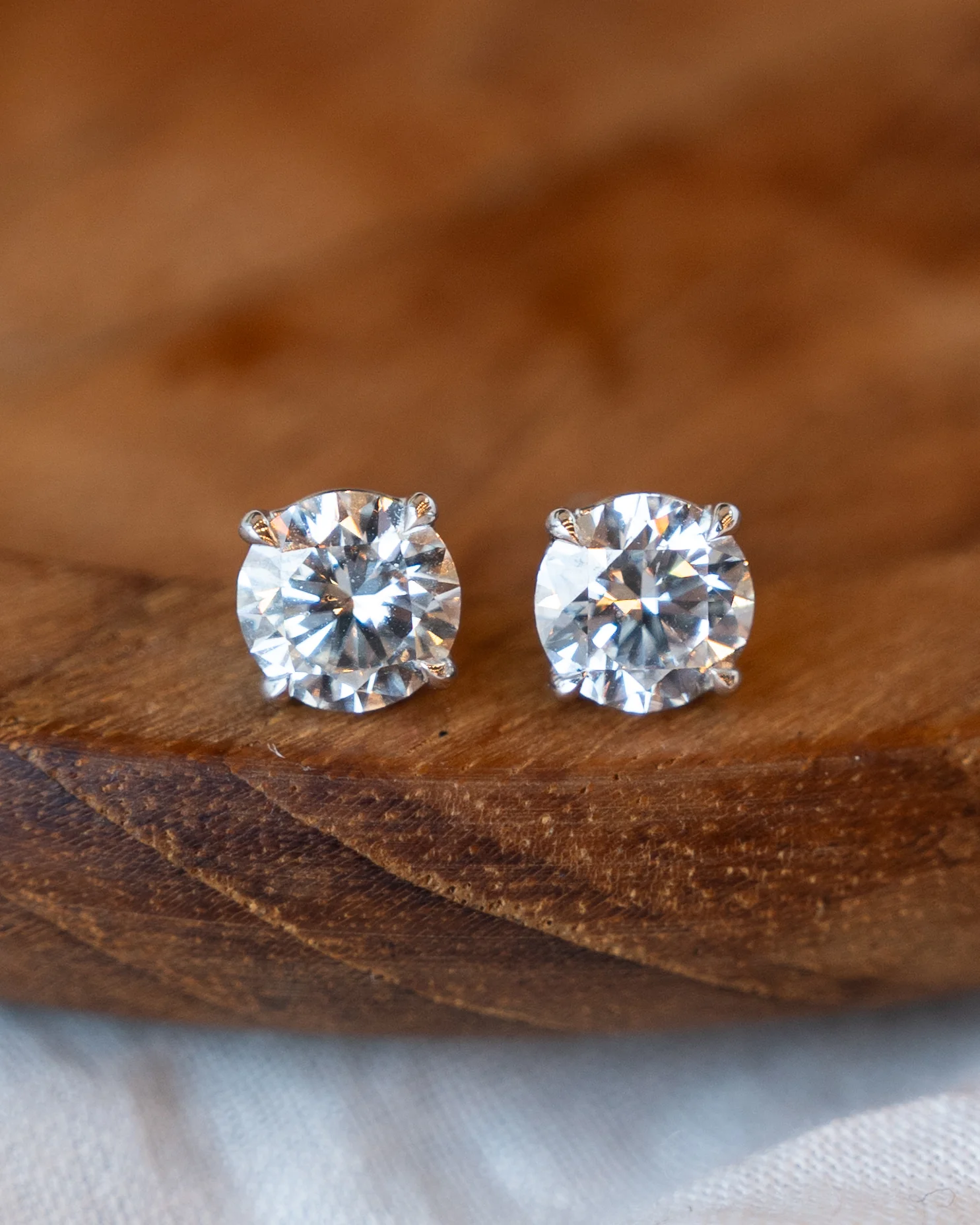 2.00 Diamond Stud Earrings 18k White Gold - Image 5