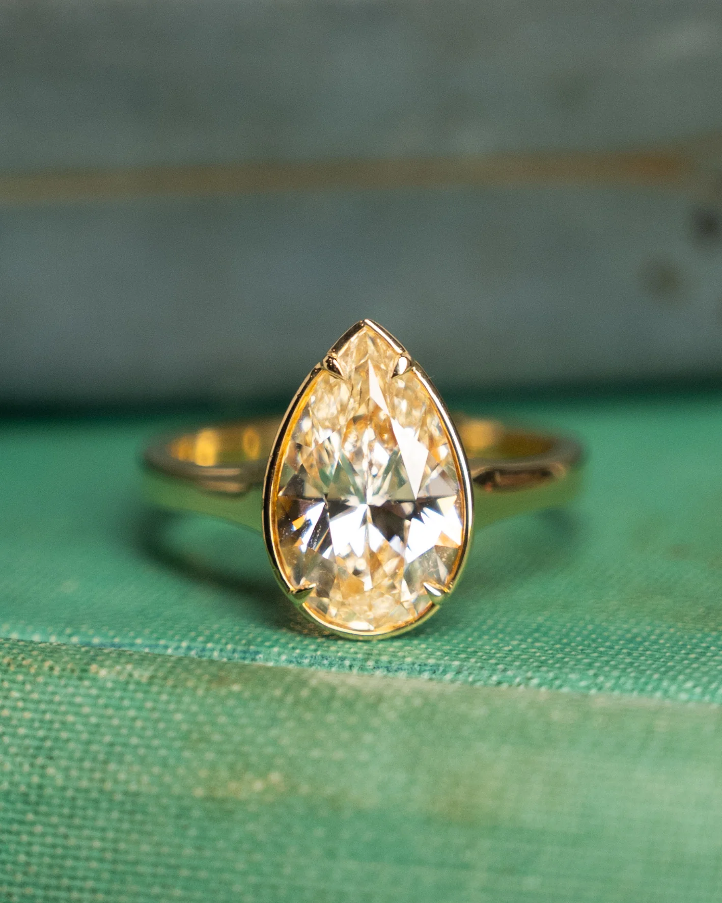 2.70 Pear Diamond Solitaire Engagement Ring 18k - Image 6