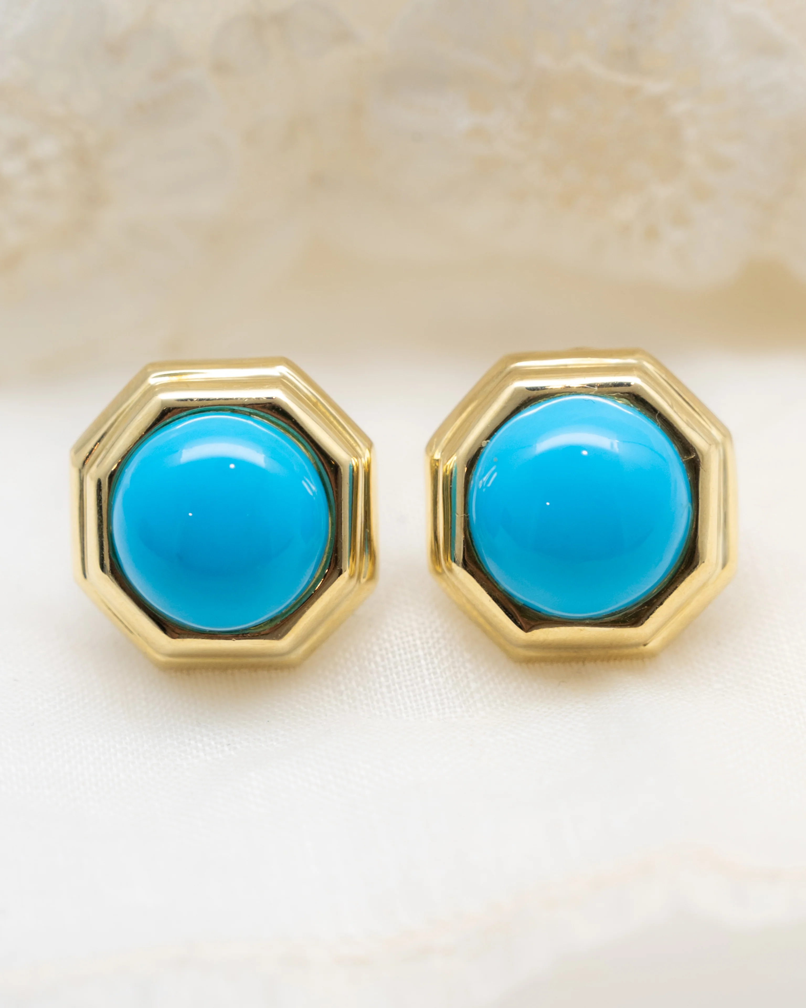 21 Carat Cabochon Turquoise Stud Earrings in 18k - Image 4