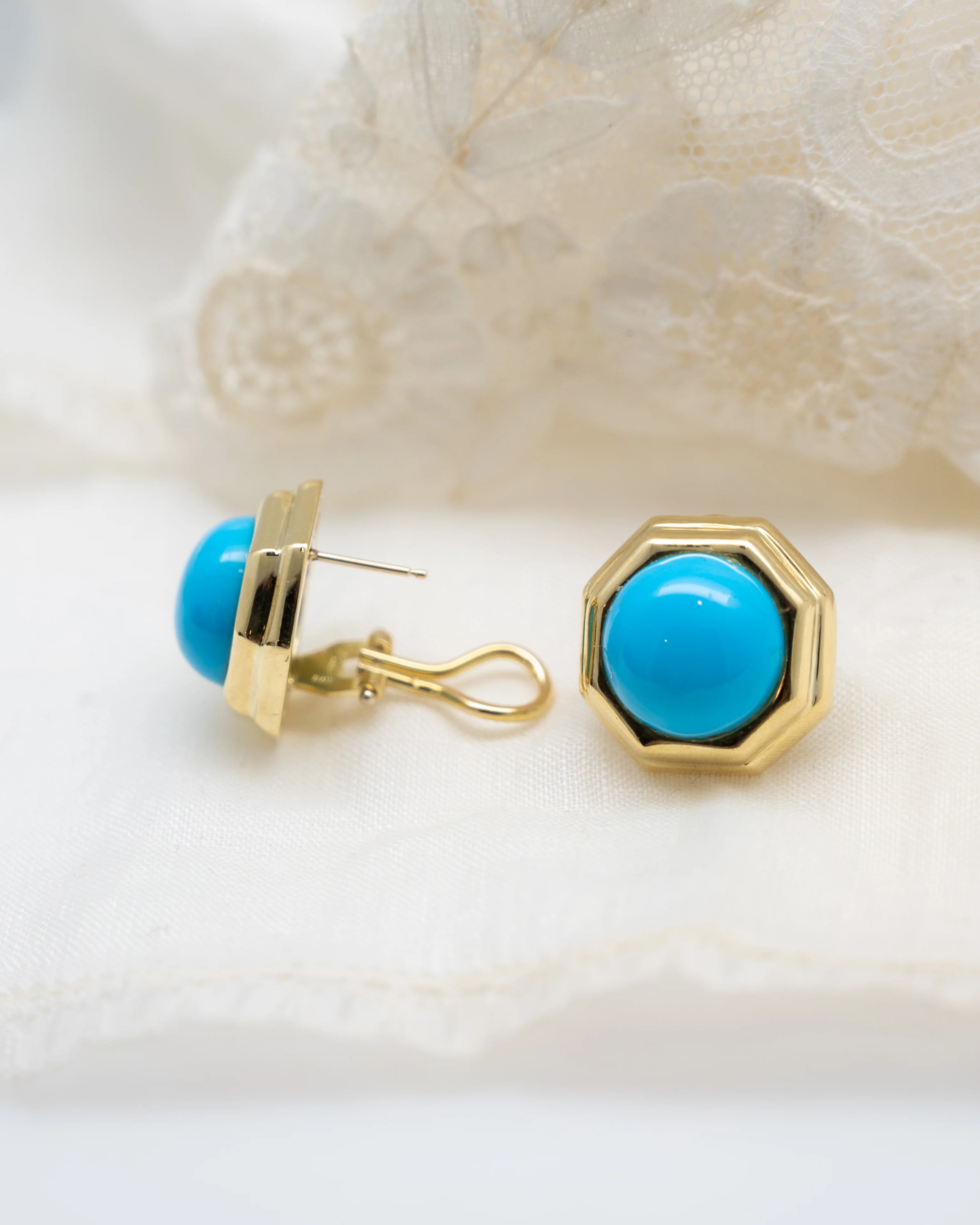 21 Carat Cabochon Turquoise Stud Earrings in 18k - Image 5