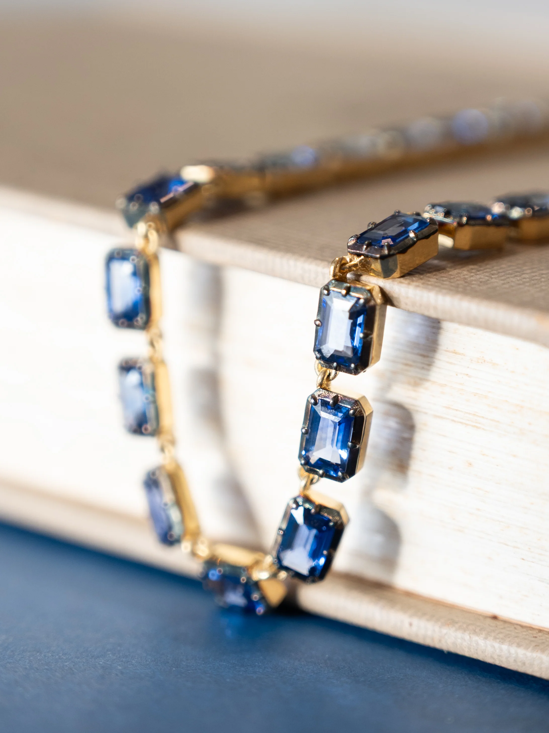 28 Carat Emerald Cut Sapphire Statement Necklace 18k - Image 5