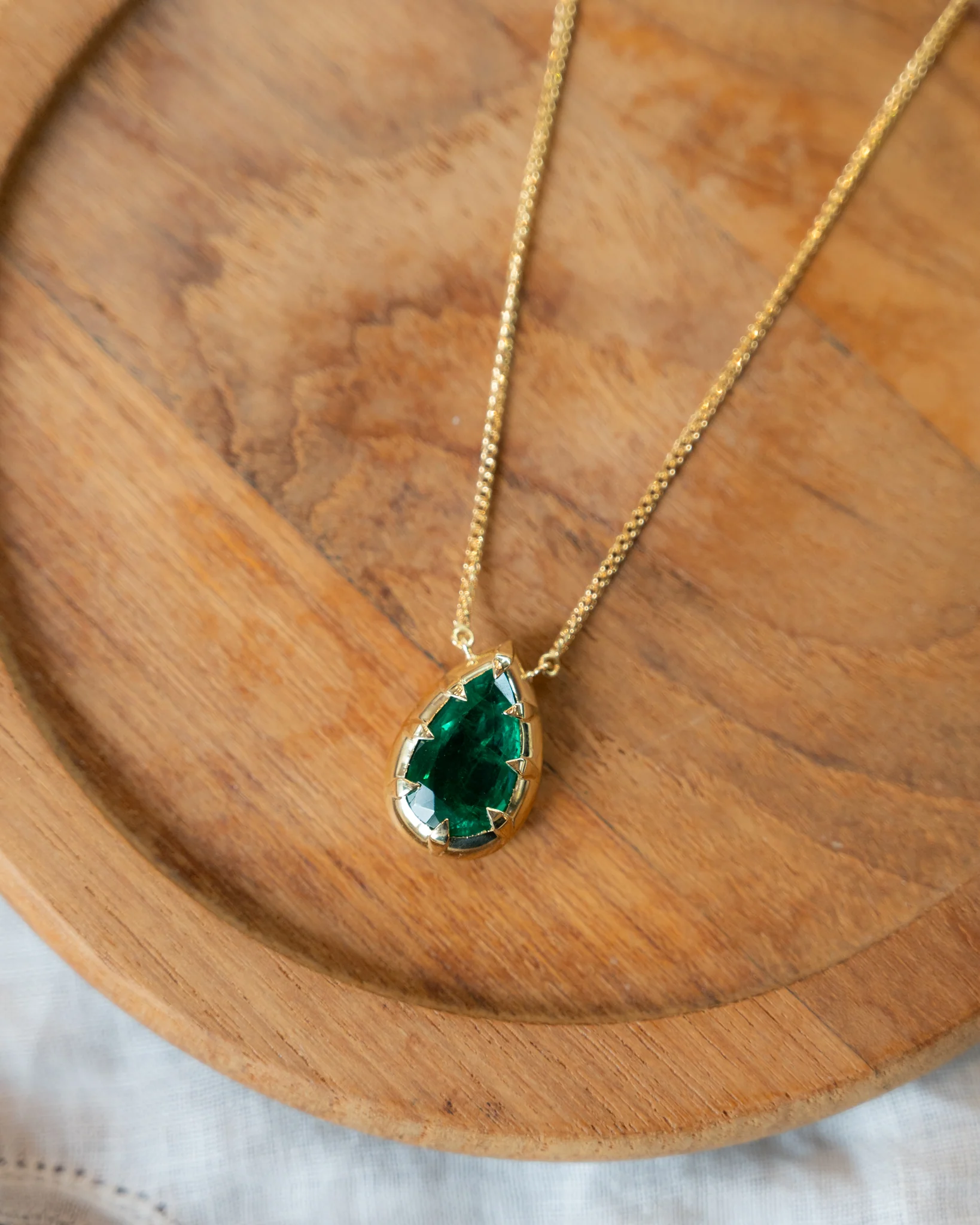 3.22 Pear Cut Emerald Pendant Necklace in 18k - Image 5
