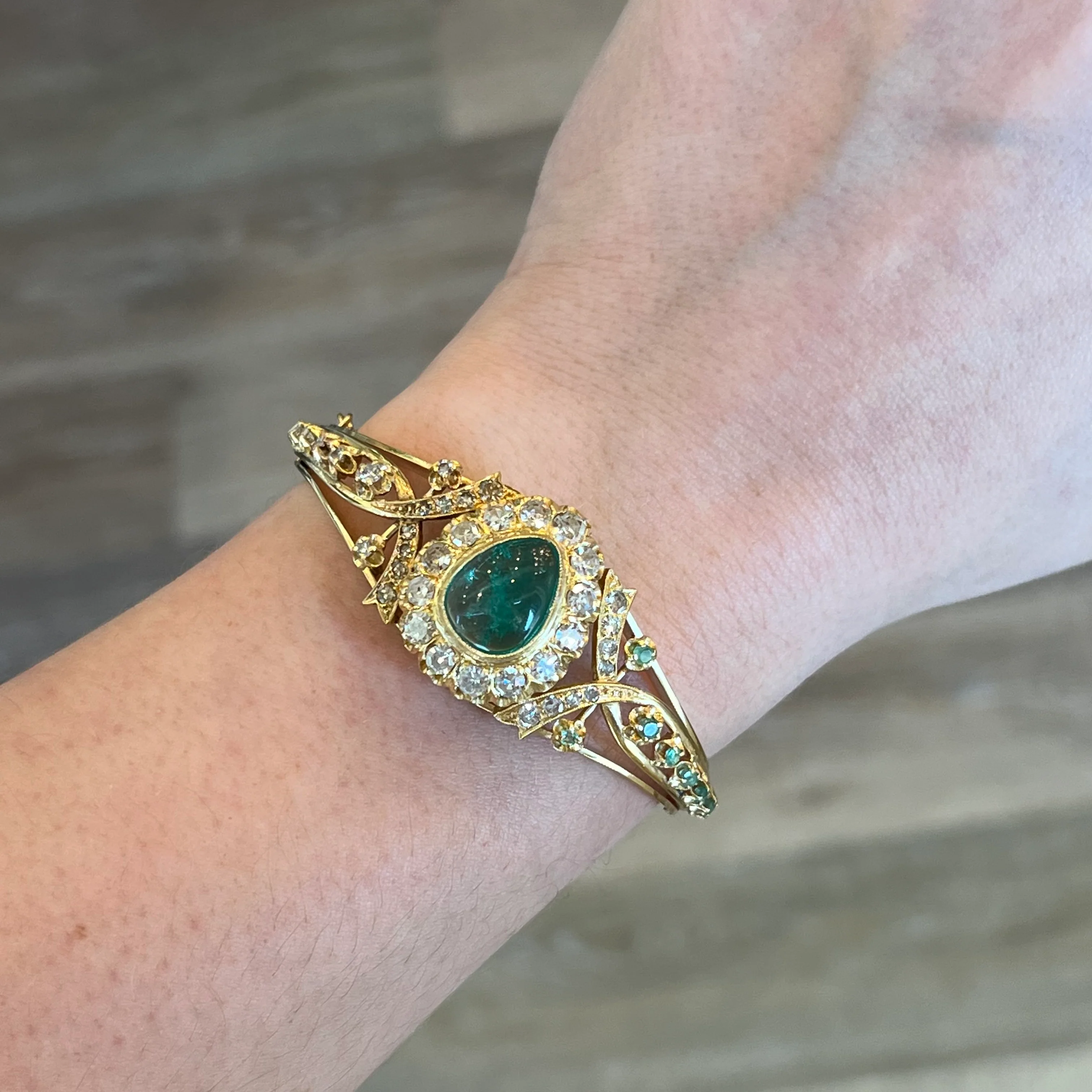 3.39 Vintage Emerald & Diamond Bangle Bracelet in 14k Yellow Gold - Image 4
