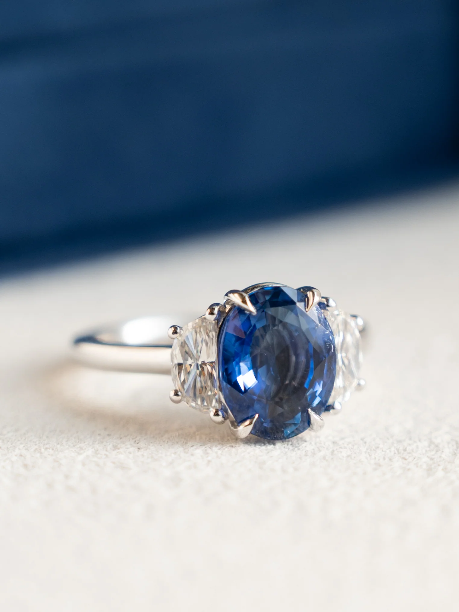 3.65 Oval Blue Sapphire Engagement Ring 18k - Image 6