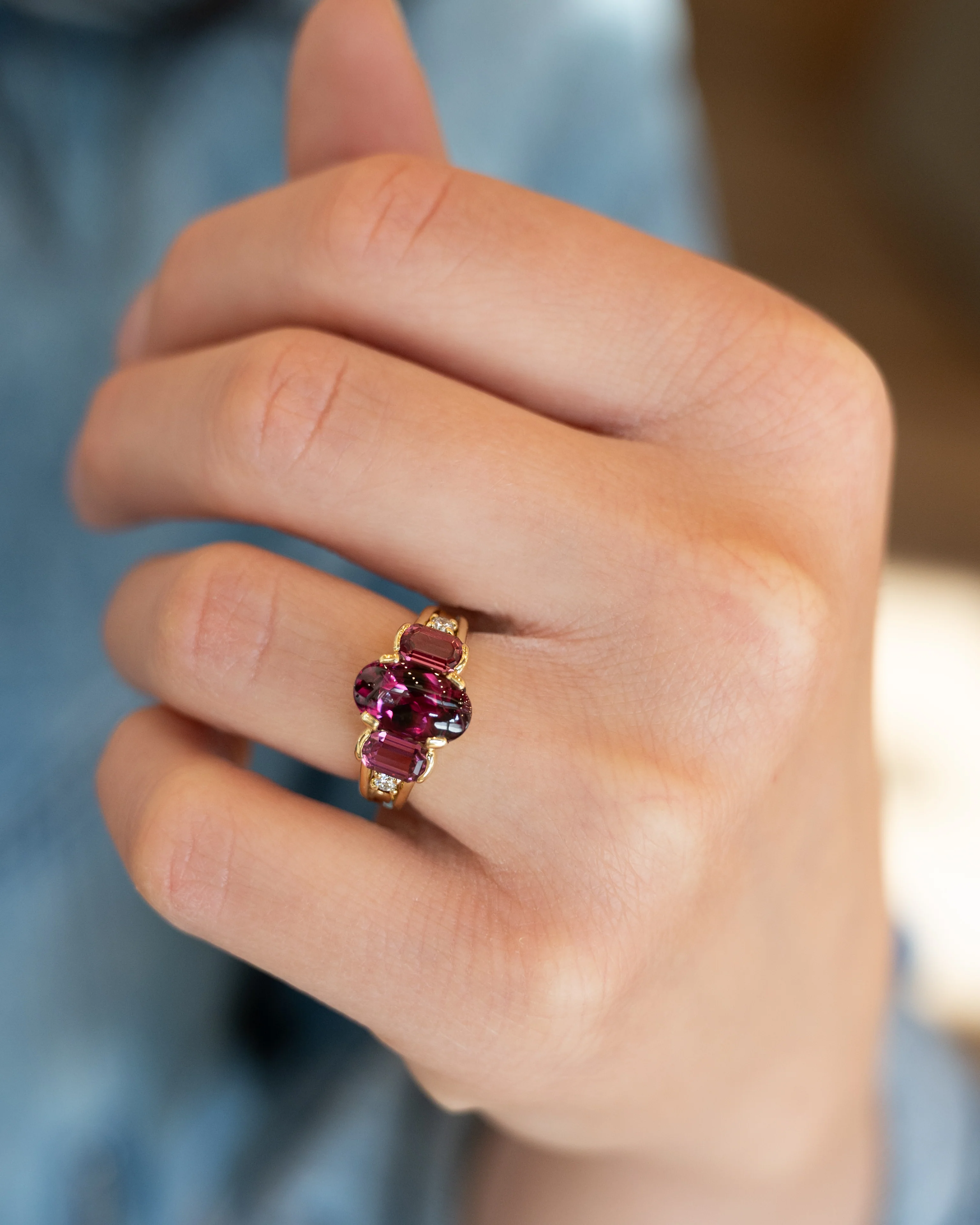 3.68 Cabochon Garnet Cocktail Ring in 18k Yellow Gold - Image 7
