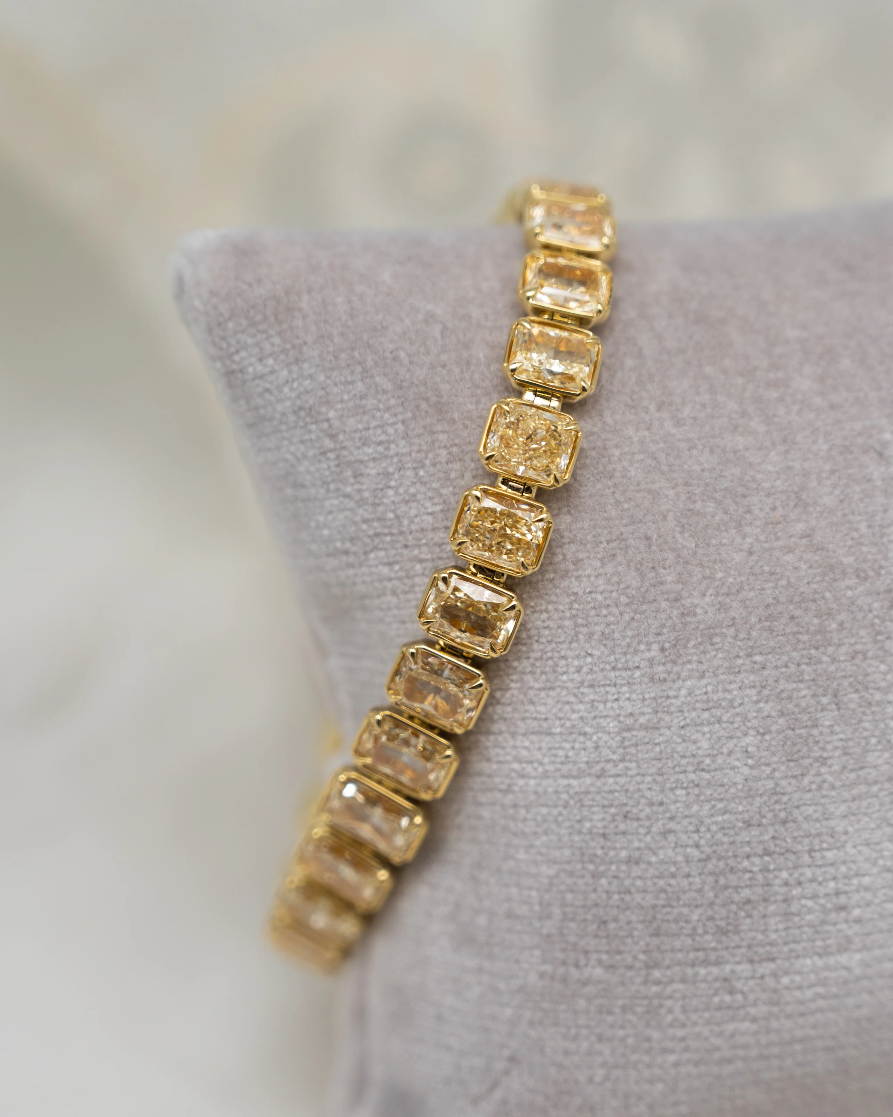 30 Carat Radiant Cut Diamond Tennis Bracelet in 18k - Image 5