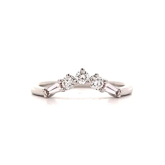 .30 Round & Baguette Diamond Contour Band in 18k