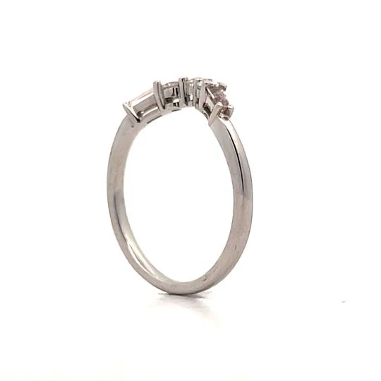.30 Round & Baguette Diamond Contour Band in 18k - Image 5
