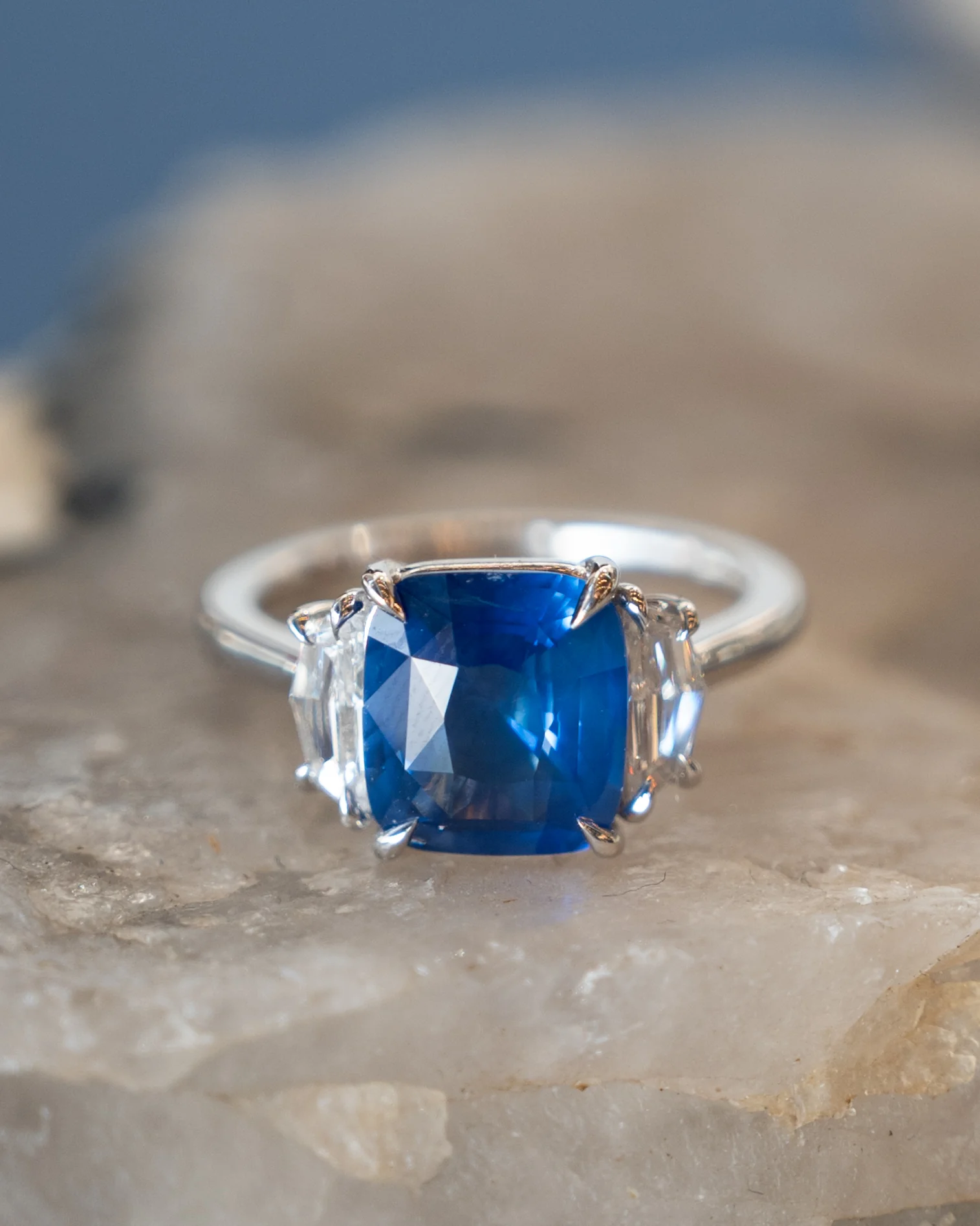 4.05 Cushion Sapphire Engagement Ring 18k - Image 6