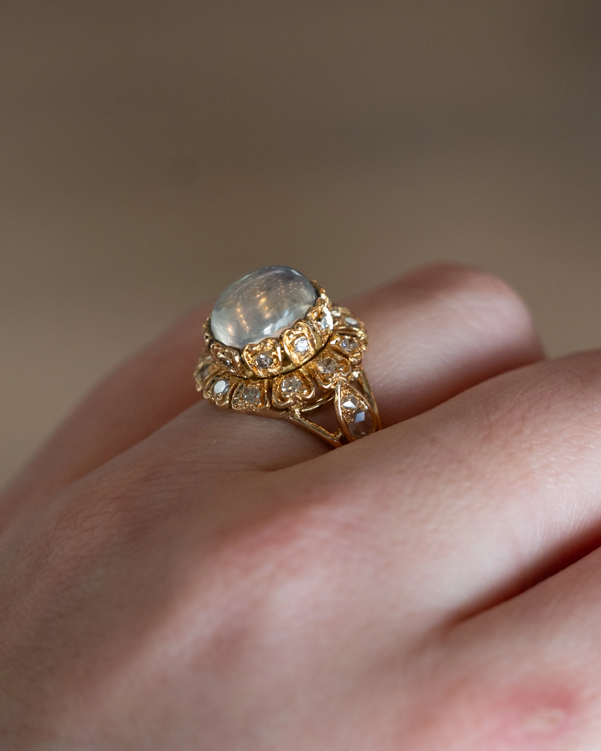4.20 Vintage Moonstone Cocktail Ring 21k Yellow Gold - Image 7