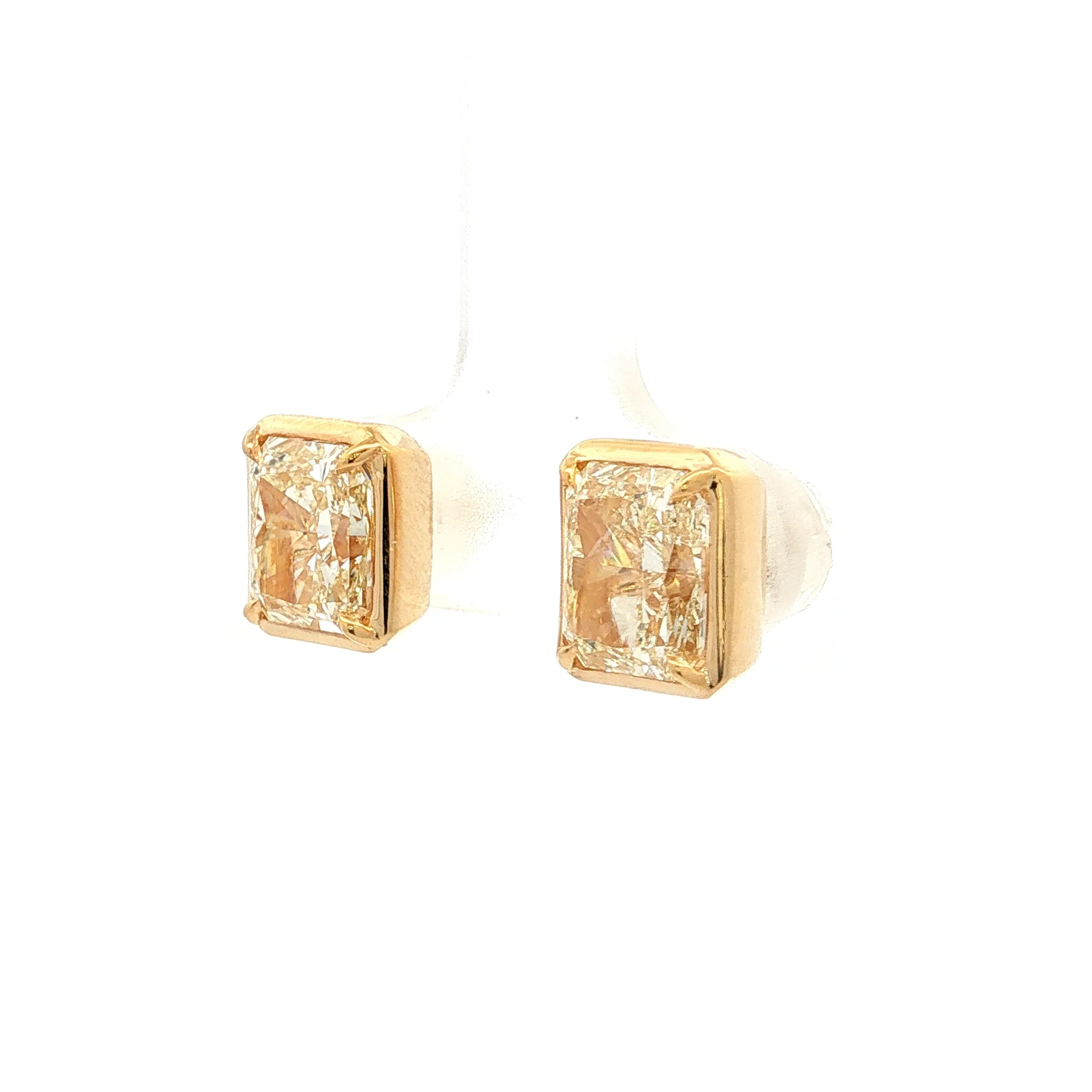 4.53 GIA Radiant Cut Diamond Stud Earrings 18k - Image 2