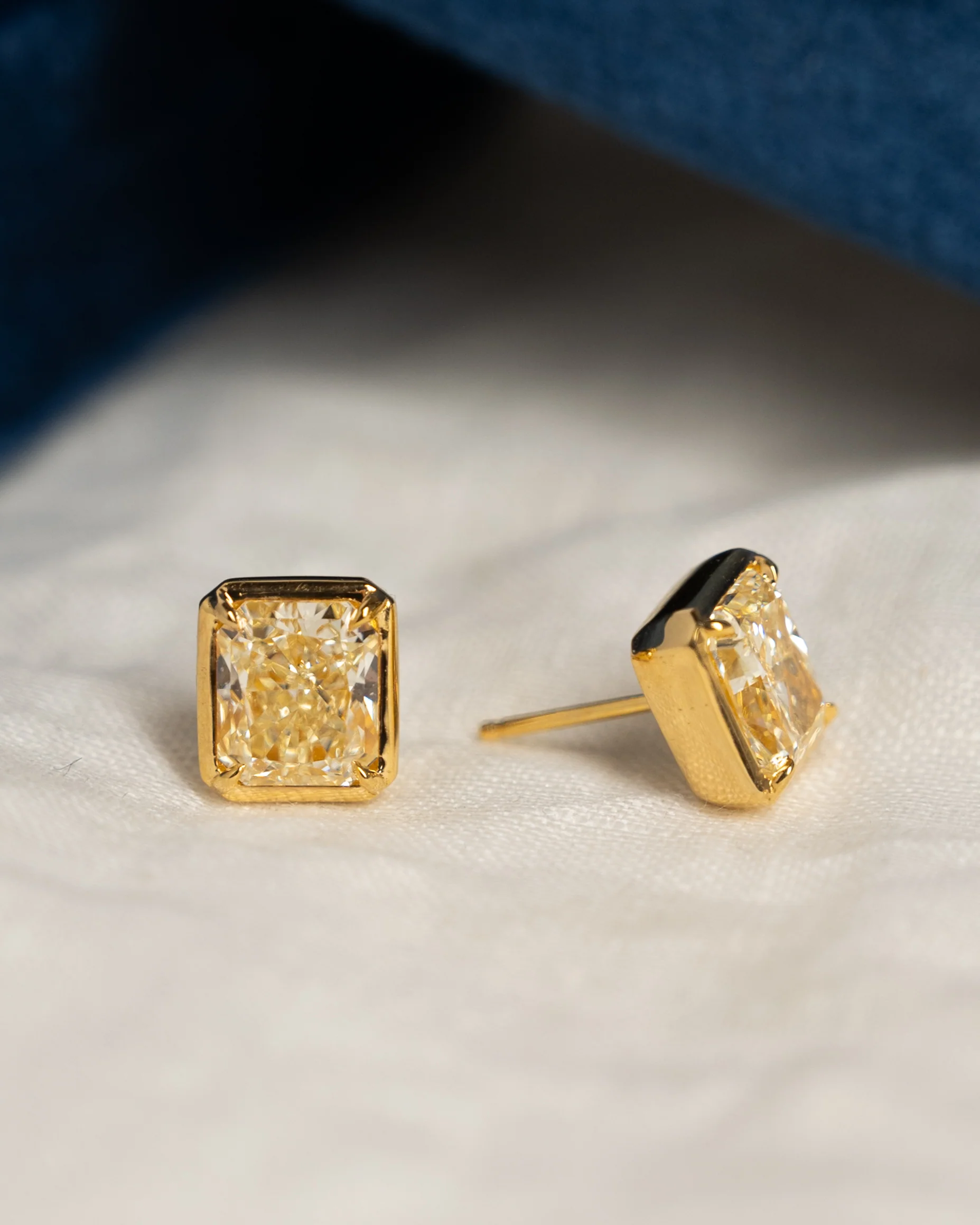 4.53 GIA Radiant Cut Diamond Stud Earrings 18k - Image 4