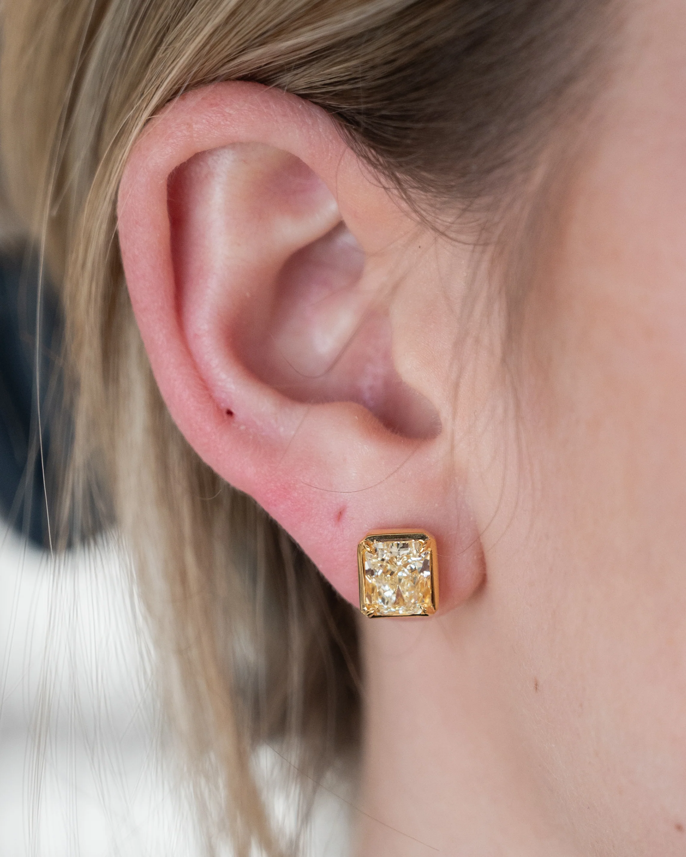 4.53 GIA Radiant Cut Diamond Stud Earrings 18k - Image 5