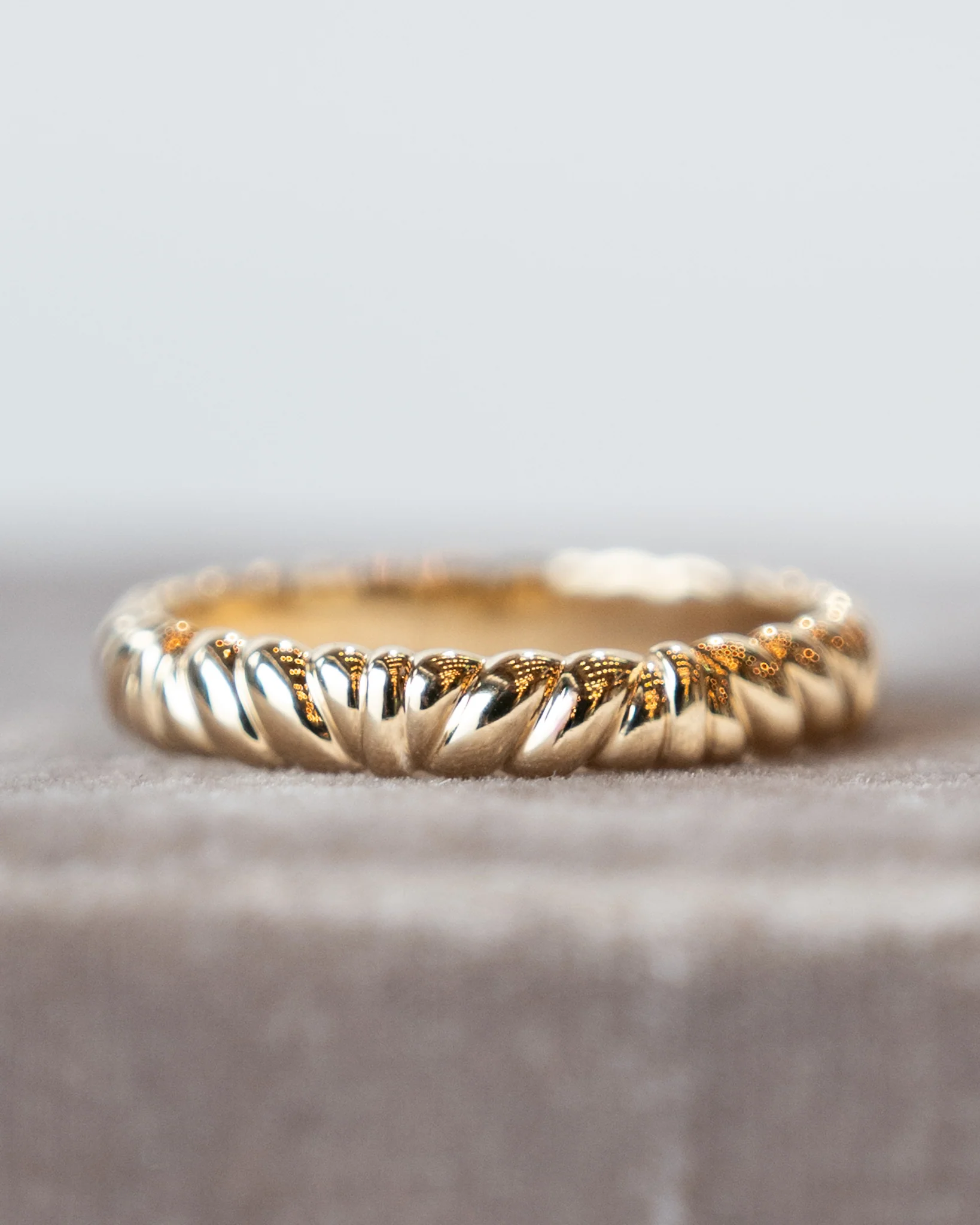 4mm Mens Ridged Rope Wedding Band in 14k - Image 6