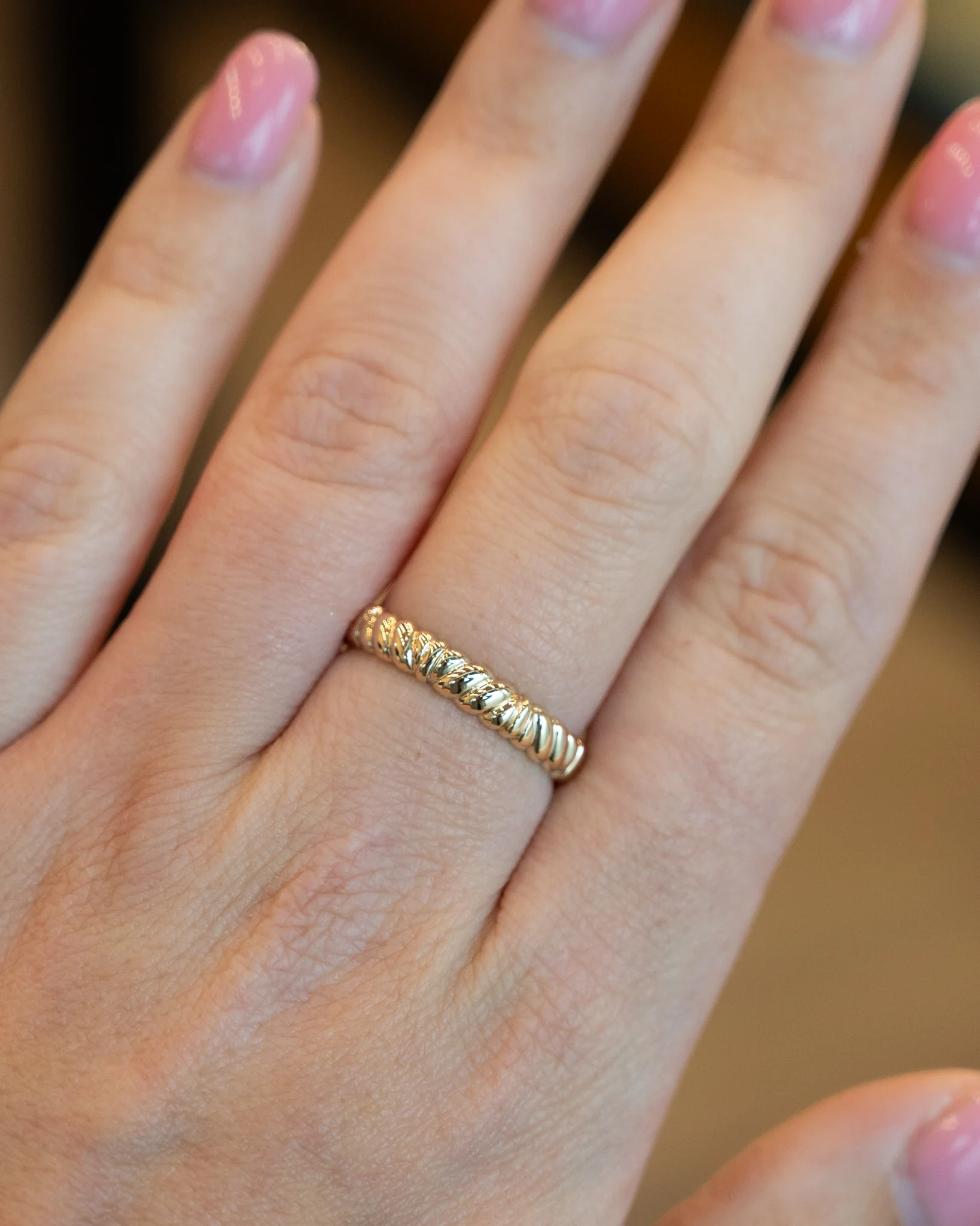 4mm Mens Ridged Rope Wedding Band in 14k - Image 7