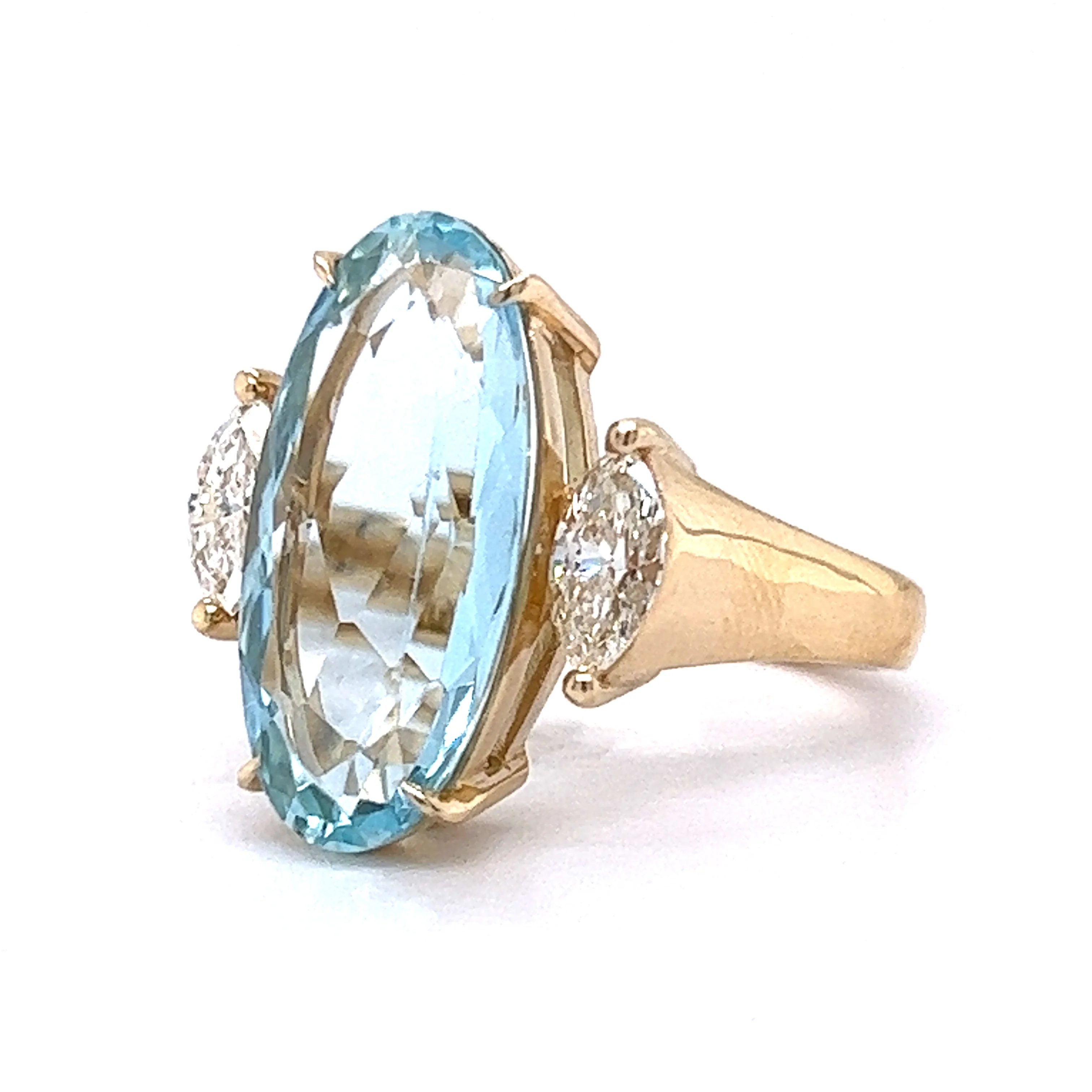 5.50 Oval Aquamarine & Diamond Ring in 14k Yellow Gold - Image 2