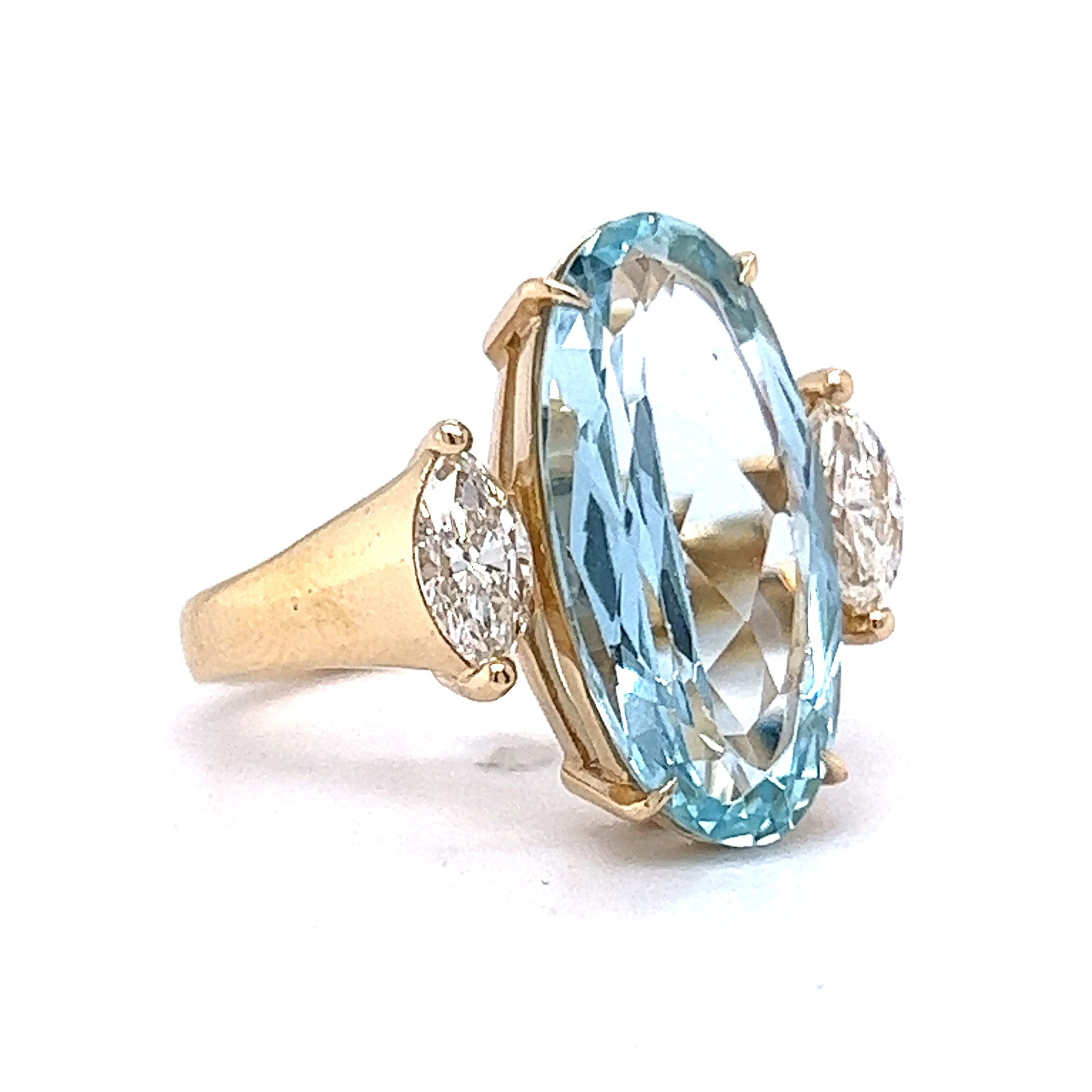 5.50 Oval Aquamarine & Diamond Ring in 14k Yellow Gold - Image 3