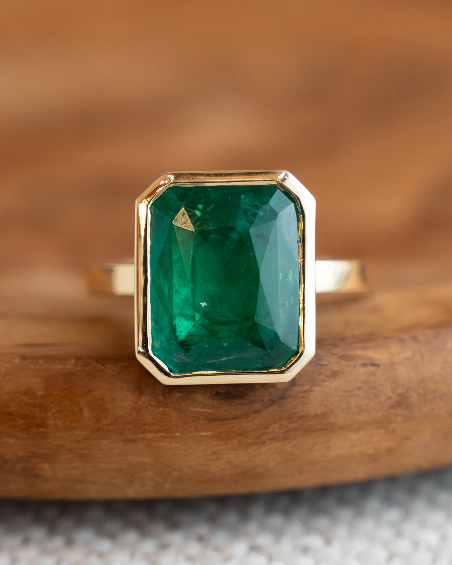 6.01 Emerald Cut Emerald in 18k Yellow Gold - Image 6