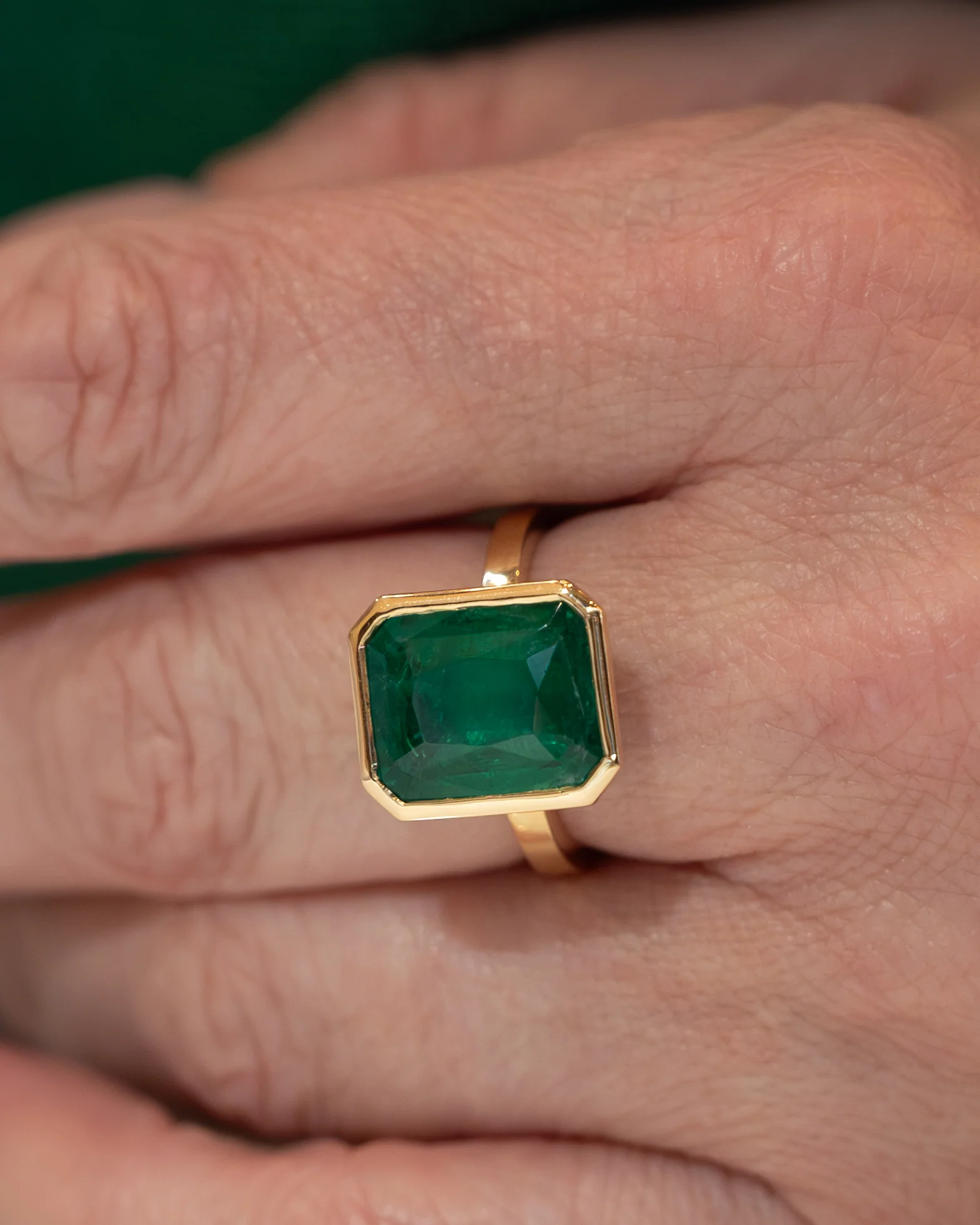 6.01 Emerald Cut Emerald in 18k Yellow Gold - Image 7