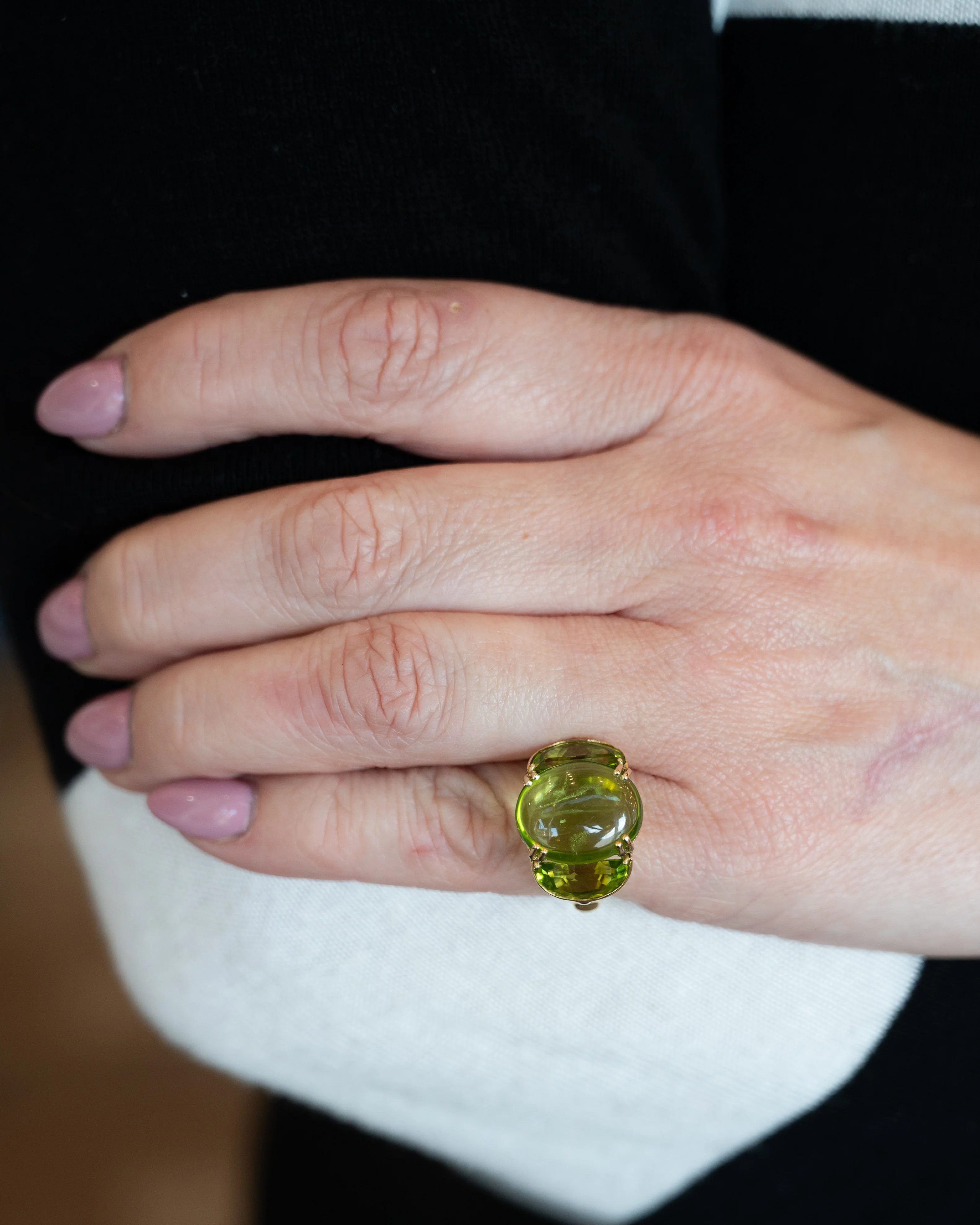 6.16 Oval Cabochon Peridot Cocktail Ring in 21k - Image 7