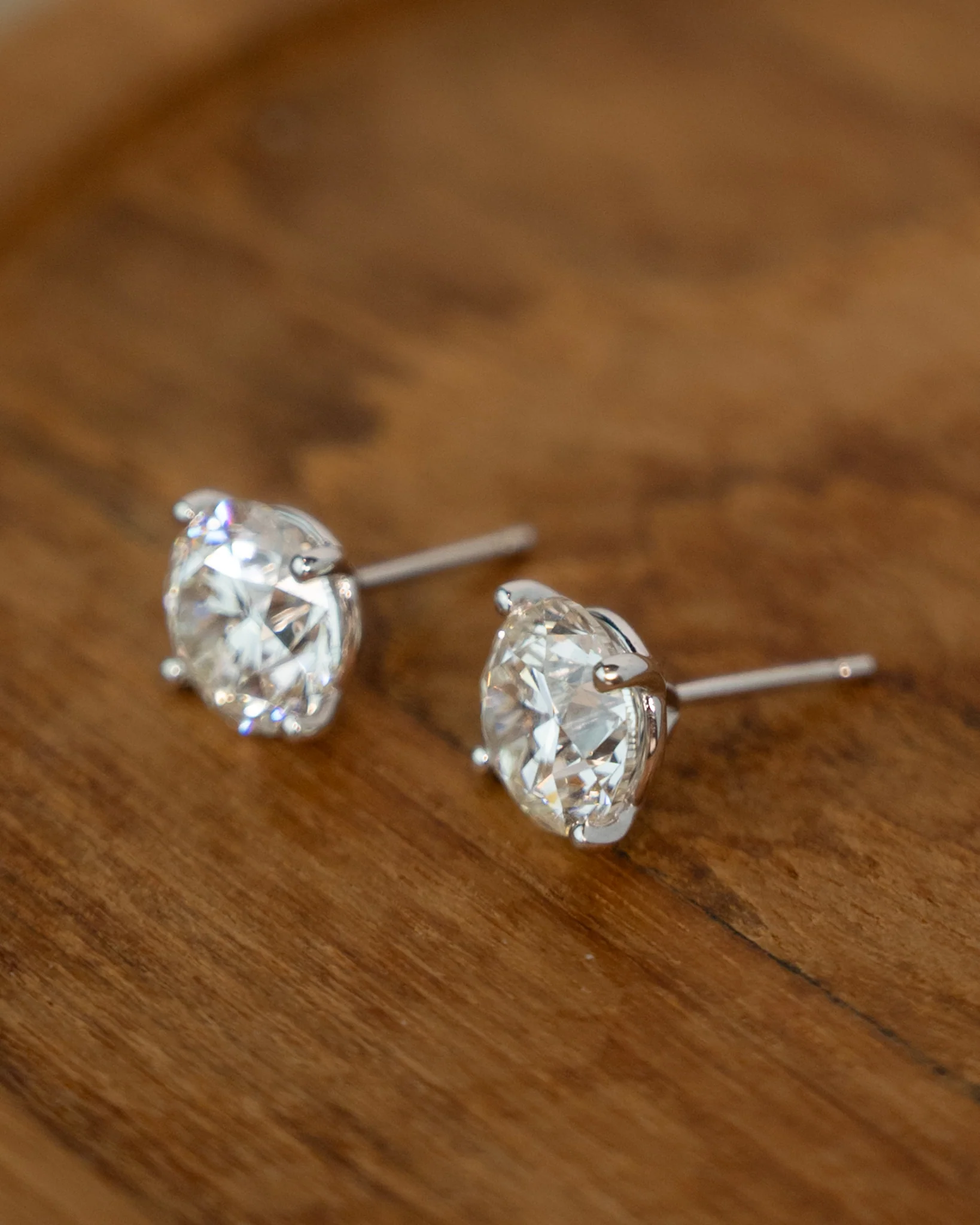 6 Carat Round Brilliant Diamond Stud Earrings 18k - Image 4