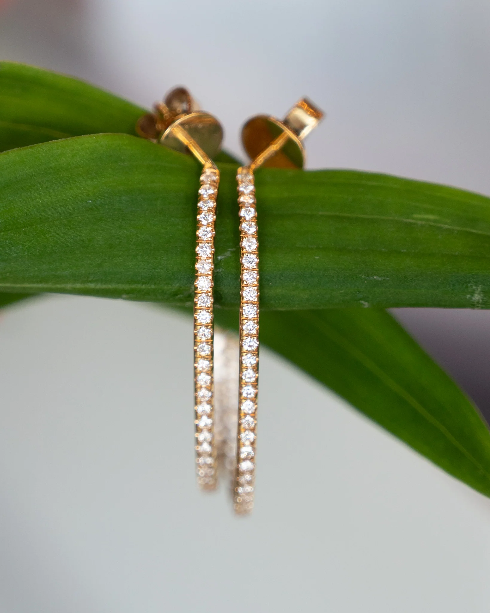.88 Diamond Oval Hoop Earrings in 18k Yellow Gold - Image 5