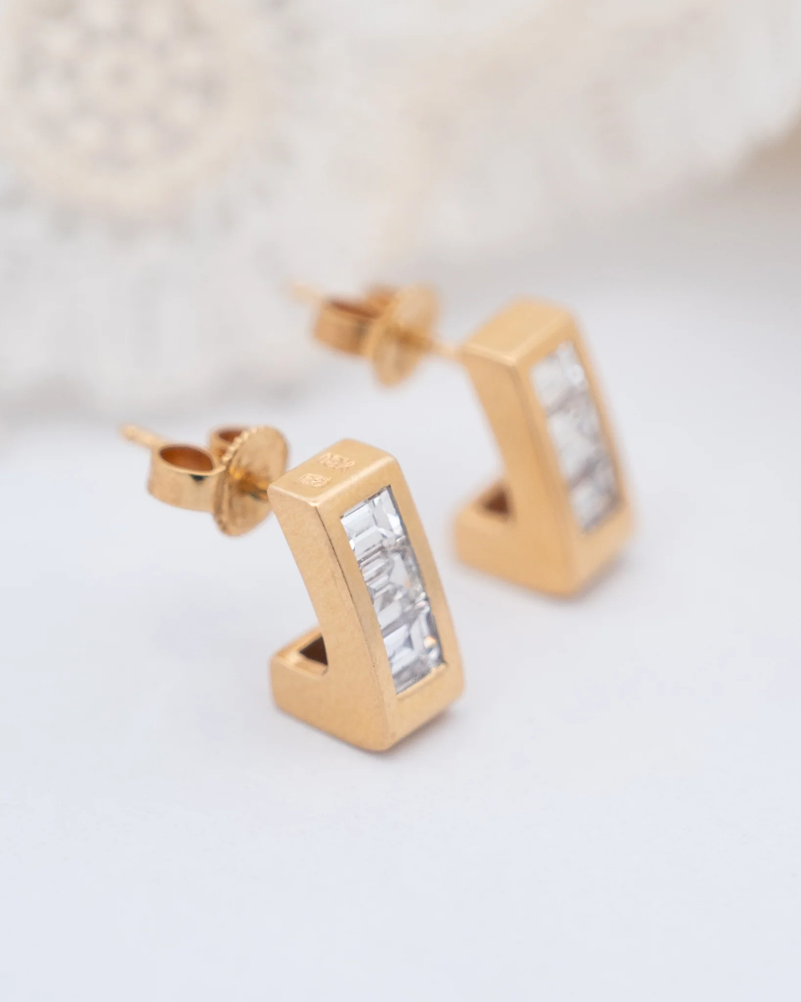 .90 J Hoop Diamond Stud Earrings in 18k Yellow Gold - Image 4