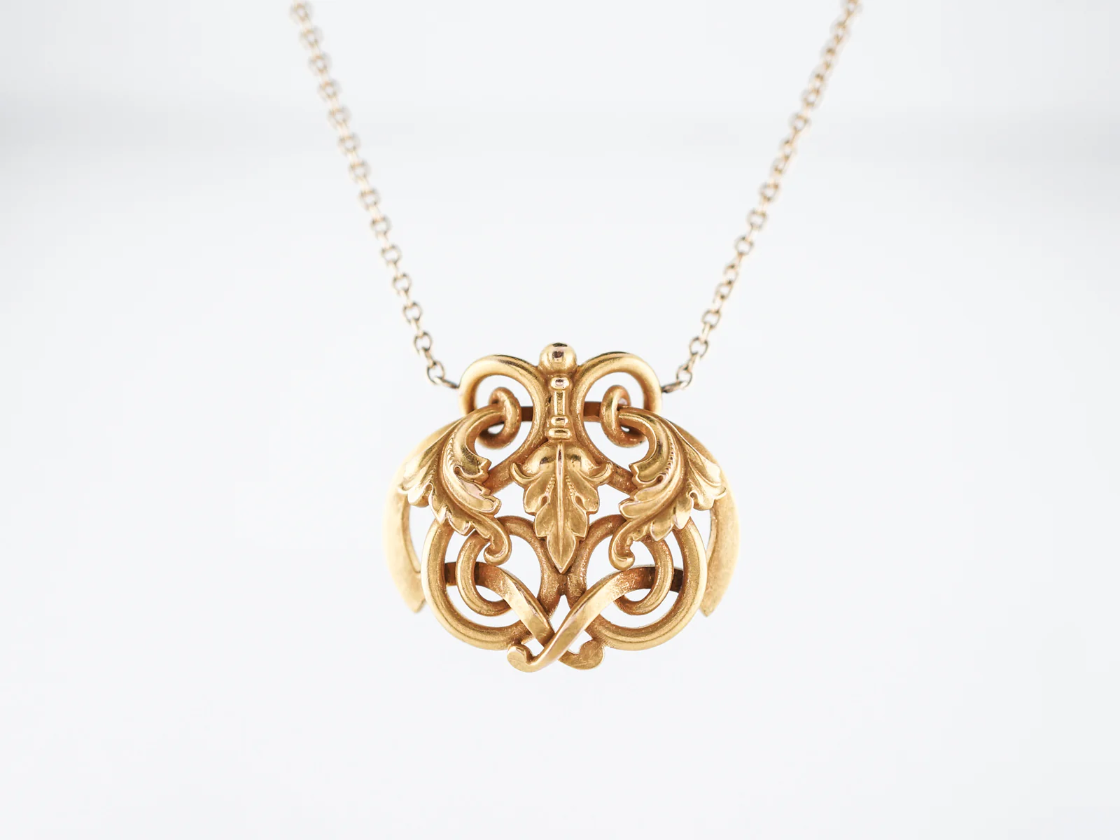 Antique Art Nouveau Pendant in 18k Yellow Gold - Image 2