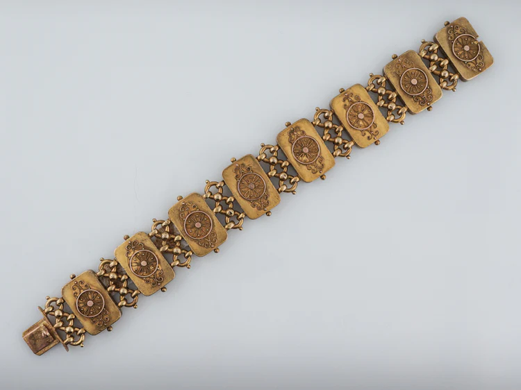 Antique Bracelet Victorian Etruscan Revival in 14k Yellow Gold - Image 3
