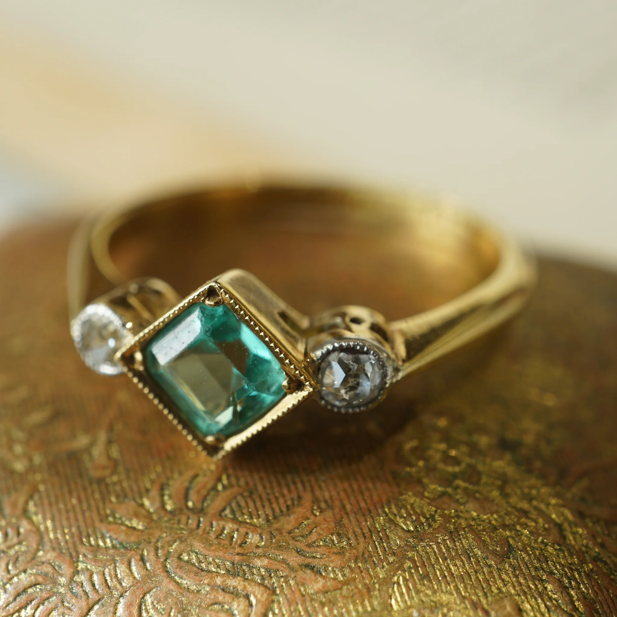 Antique Edwardian Emerald & Diamond Ring in 18k Yellow Gold - Image 4