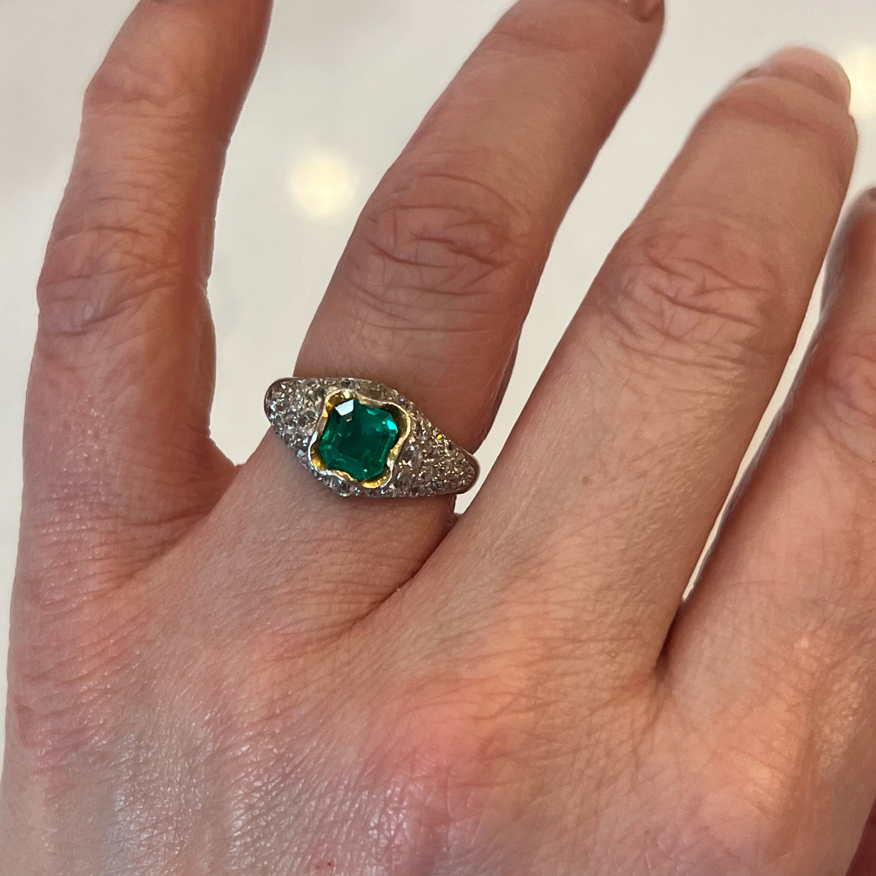 Antique Emerald and Diamond Ring in Platinum and 18K - Image 6