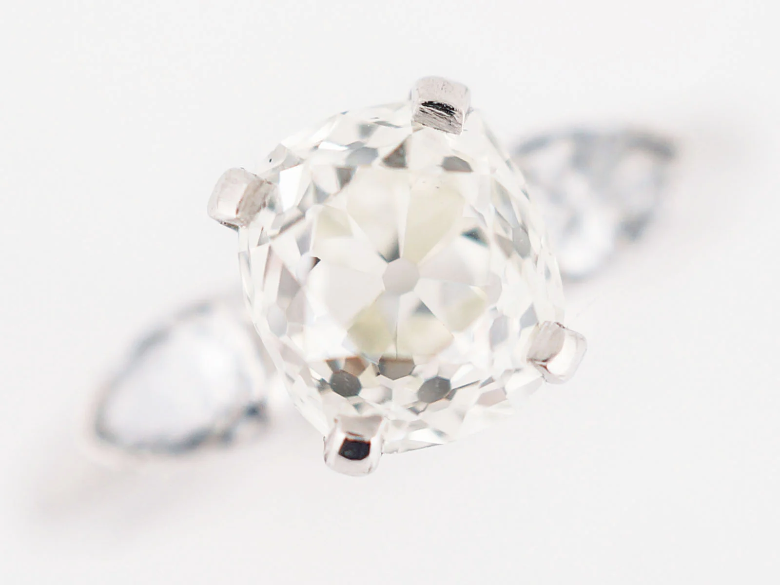 Antique Engagement Ring Art Deco 1.38 Old Mine Cushion Cut Diamond in Platinum - Image 4