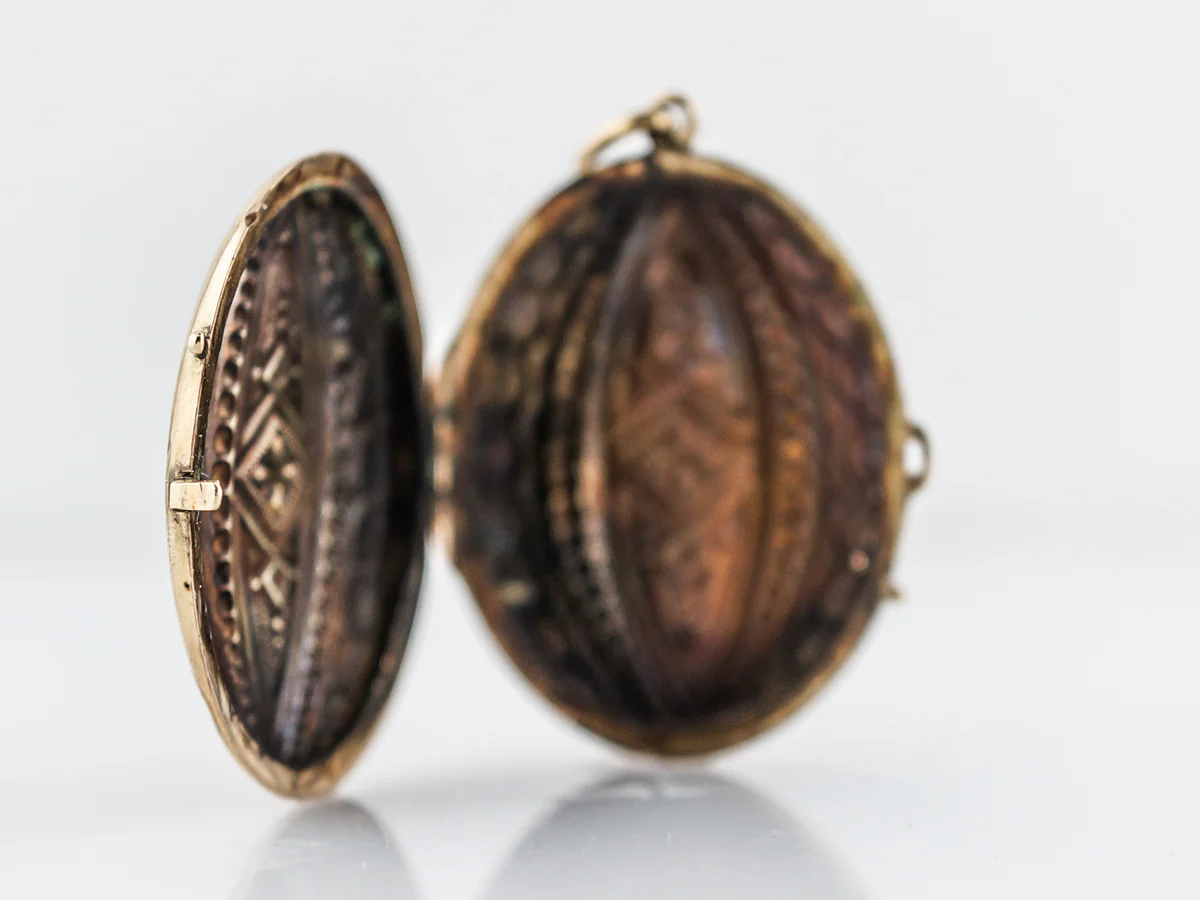Antique Pendant Charm Locket Victorian in 14k Yellow Gold - Image 3