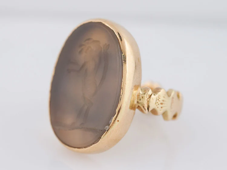 Antique Right Hand Ring Art Deco Intaglio Cut Agate in Vintage 15k Yellow Gold - Image 3