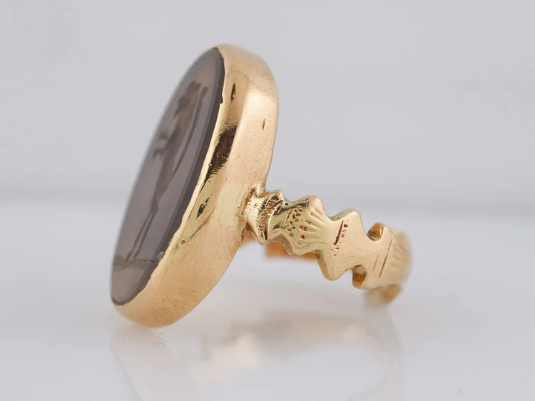 Antique Right Hand Ring Art Deco Intaglio Cut Agate in Vintage 15k Yellow Gold - Image 5