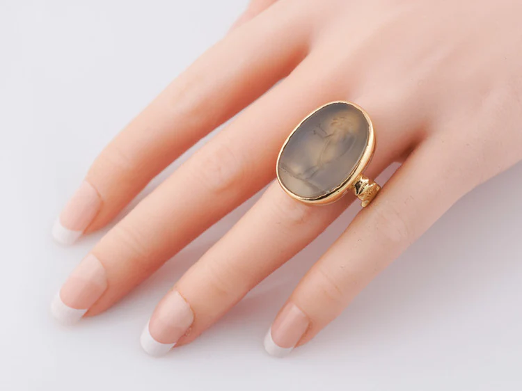 Antique Right Hand Ring Art Deco Intaglio Cut Agate in Vintage 15k Yellow Gold - Image 6