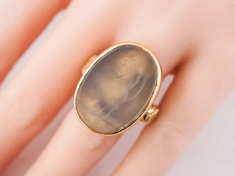 Antique Right Hand Ring Art Deco Intaglio Cut Agate in Vintage 15k Yellow Gold - Image 8